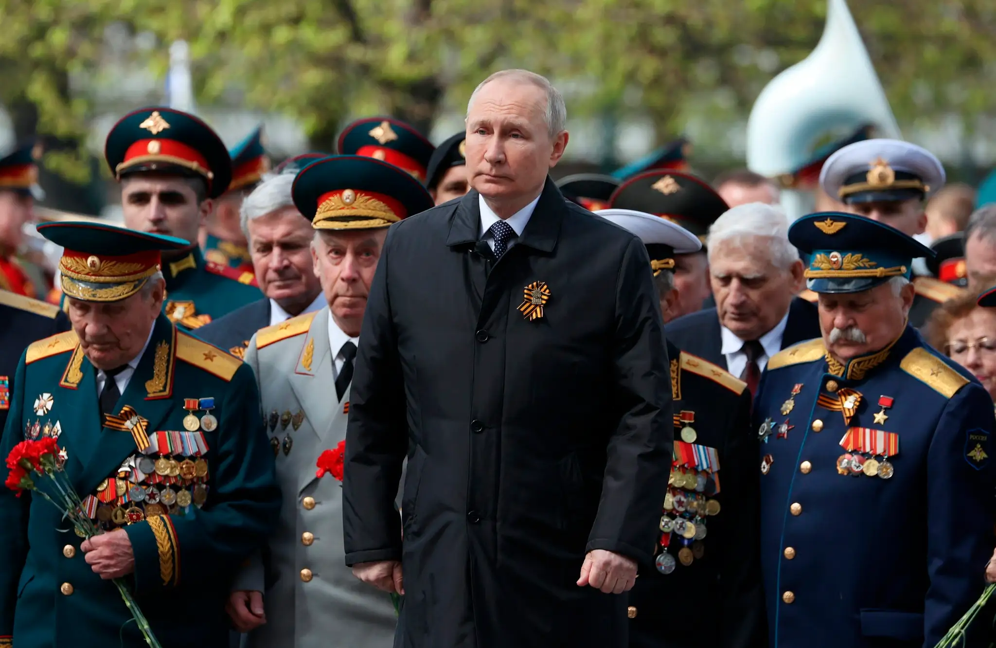 Ruský prezident Vladimir Putin (uprostred) počas kladenia kvetov a vencov k hrobu Neznámeho vojaka po vojenskej prehliadke.