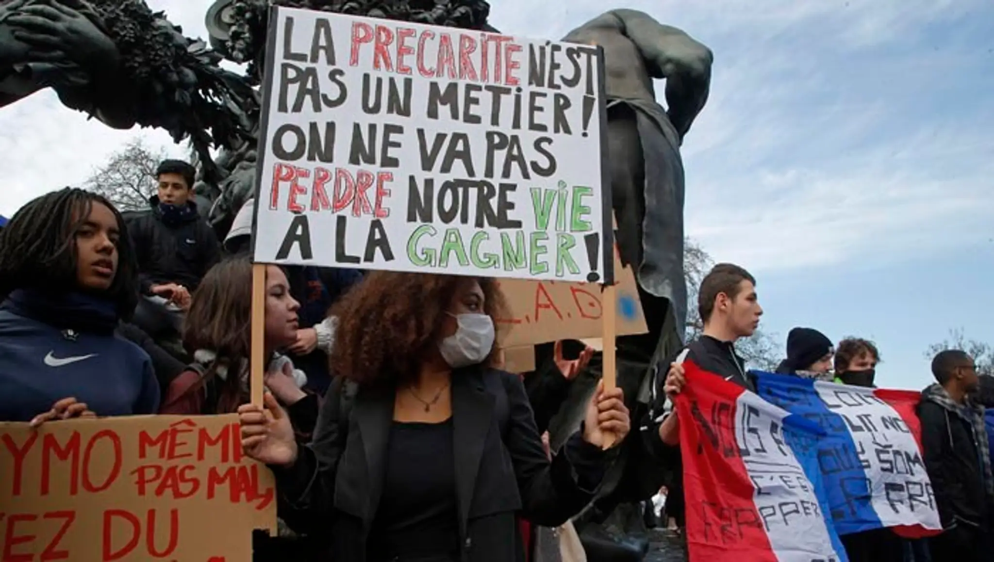 Protestujúci mladí ľudia sa dostali v utorok do potýčok s políciou v Paríži a po celom Francúzsku.