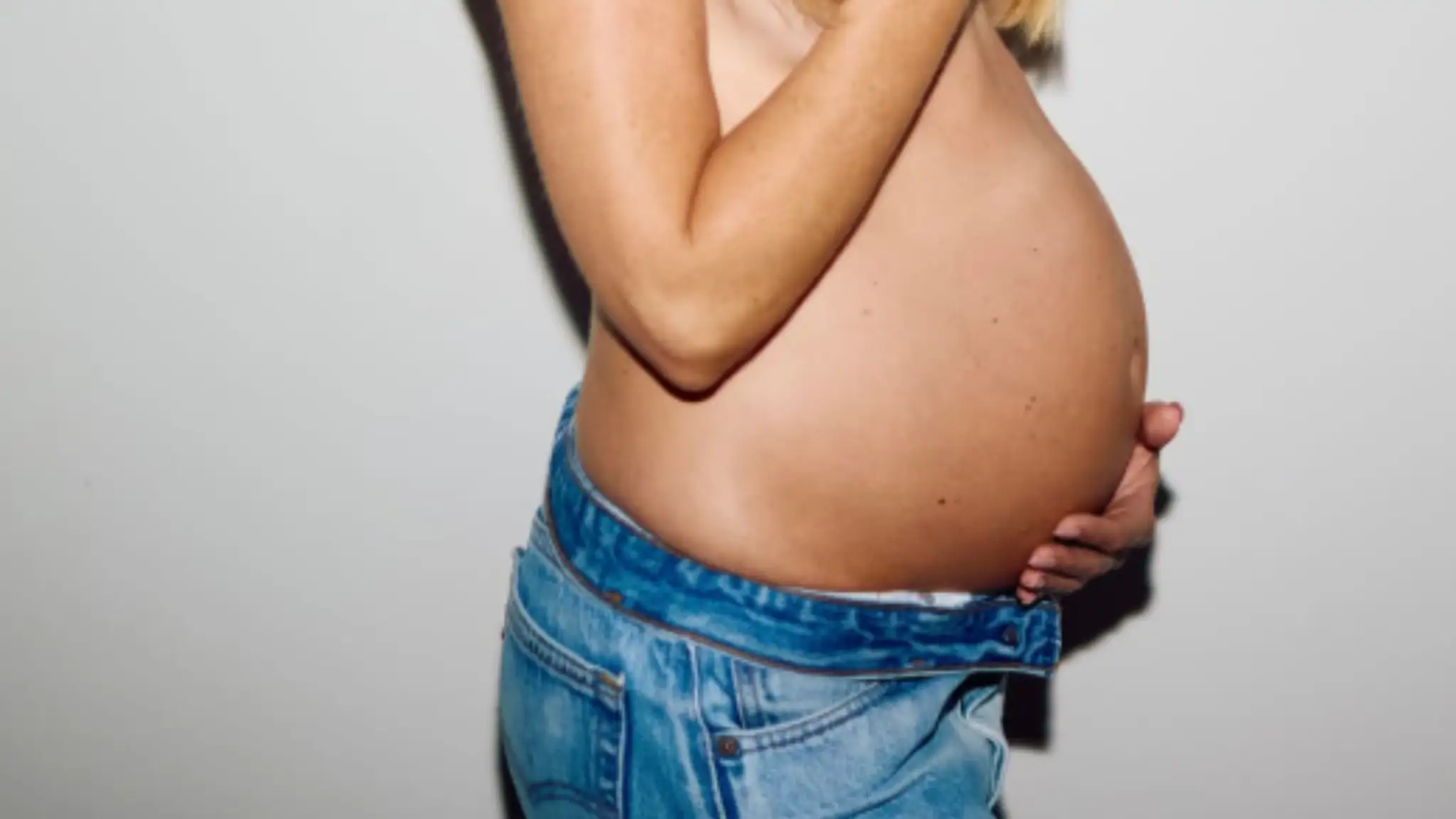 Kimberly Stewart sa stane trojnásobnou mamou. 