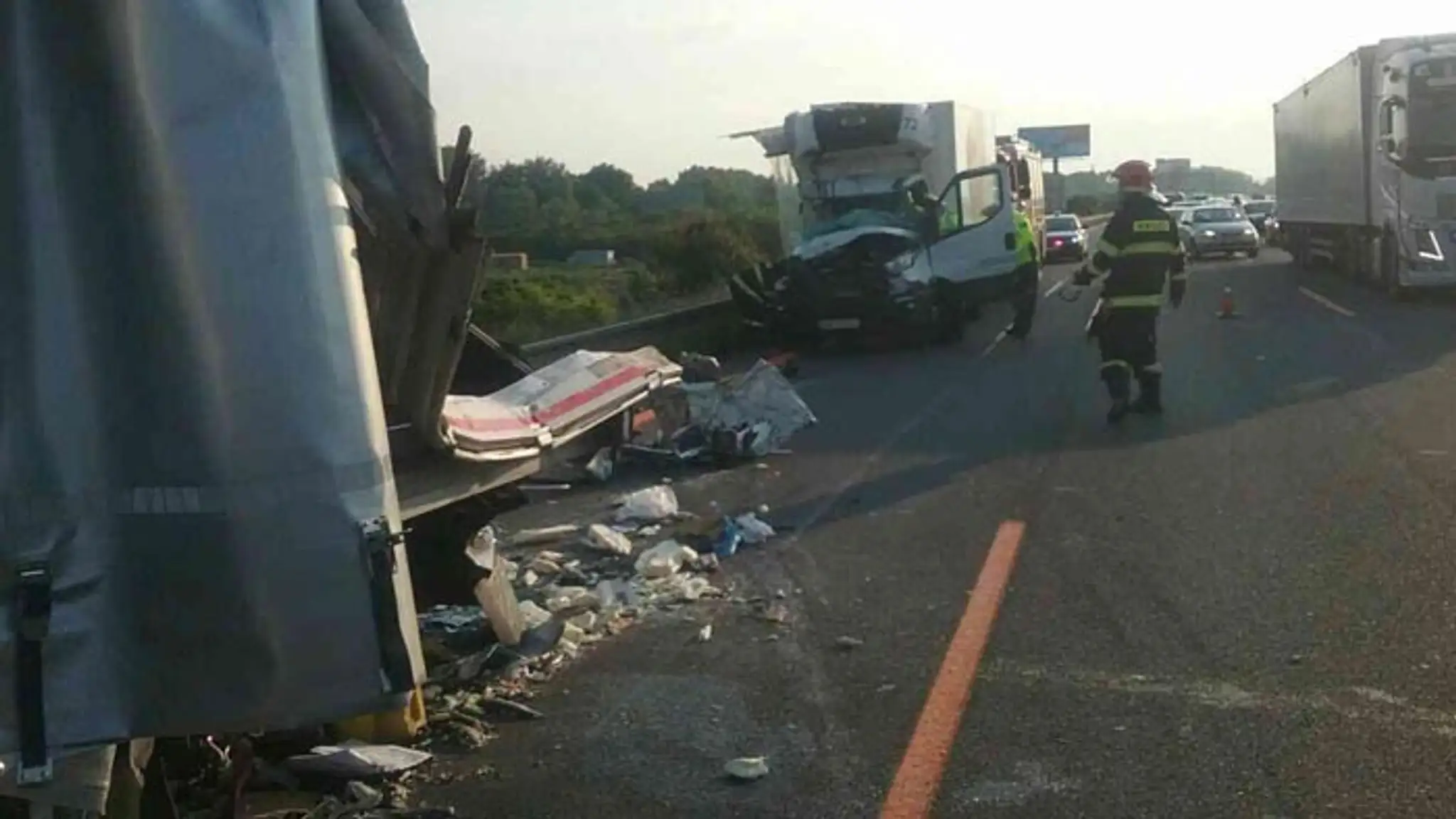 Na D1 za Sencom smerom na Bratislavu sa zrazili dva kamióny s dodávkou.