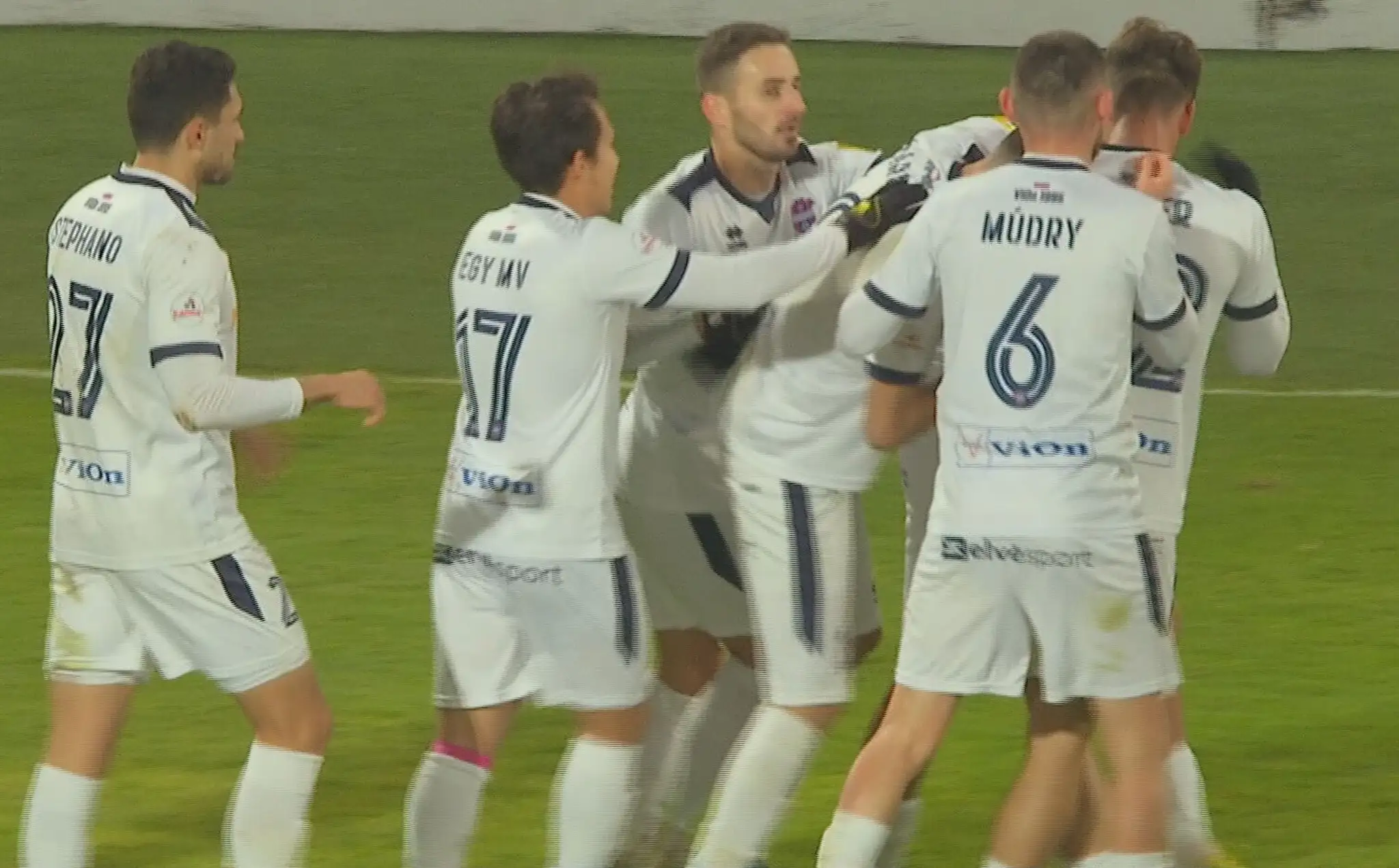 Hráči Zlatých Moraviec oslavujú gól proti Ružomberku.