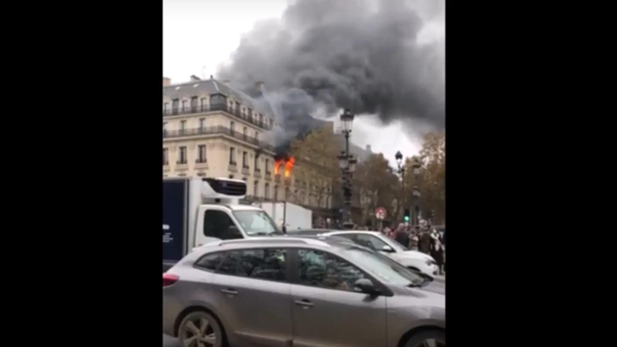 V Paríži horí budova neďaleko opery