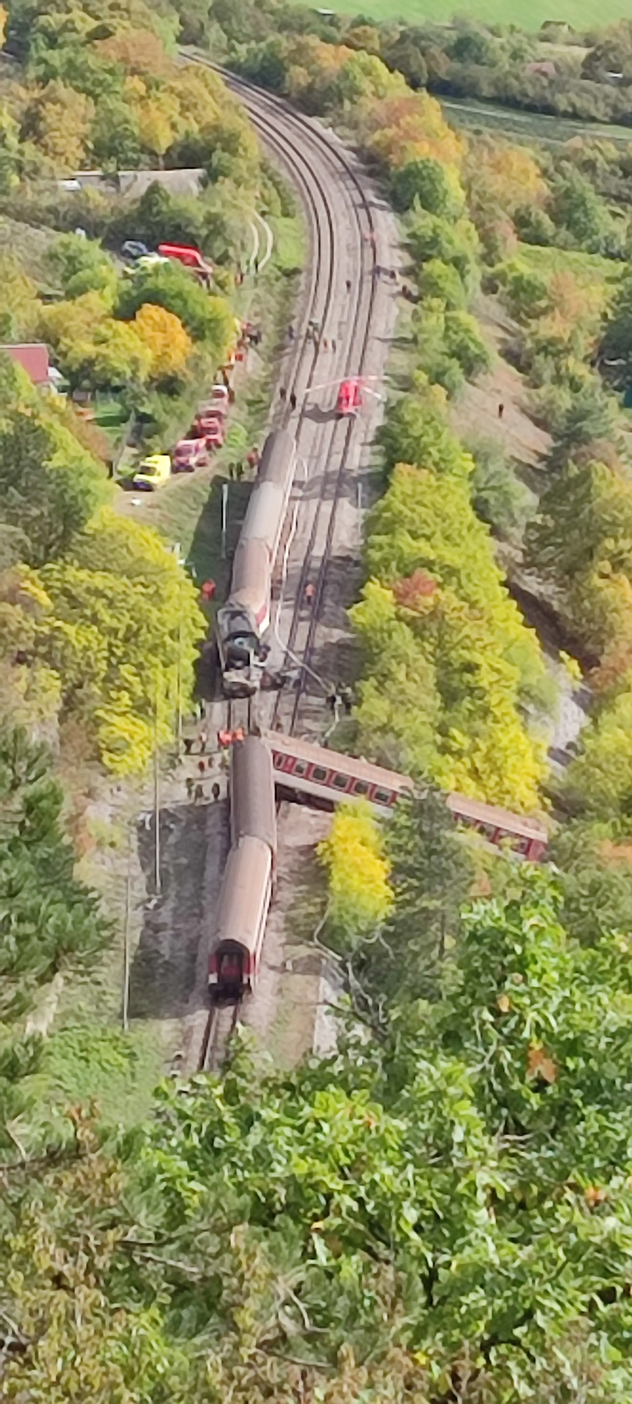 Zrážka vlakov za tunelom.
