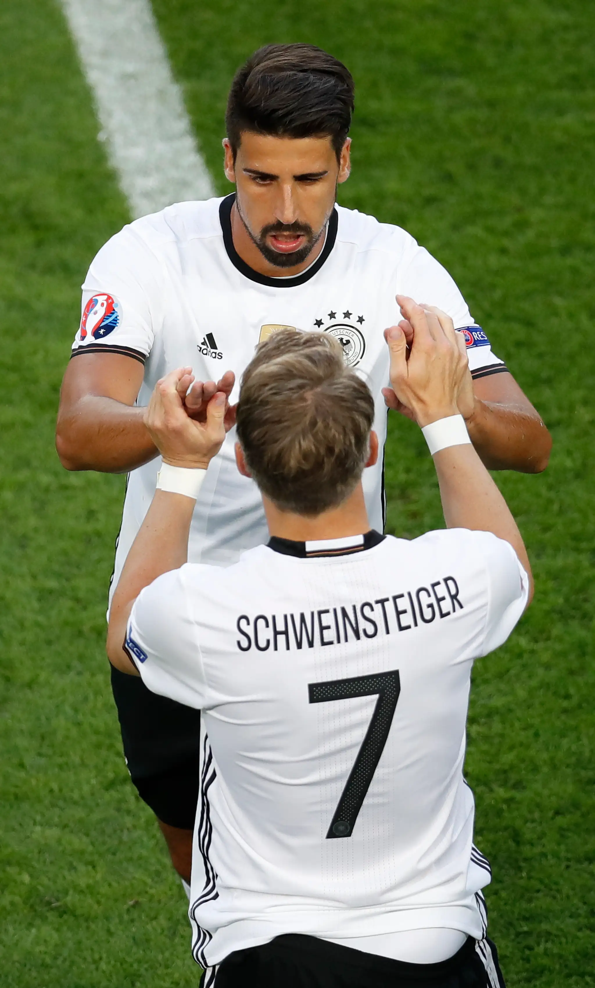 Nemec Bastian Schweinsteiger strieda Samiho Khediru vo  štvrťfinále ME.