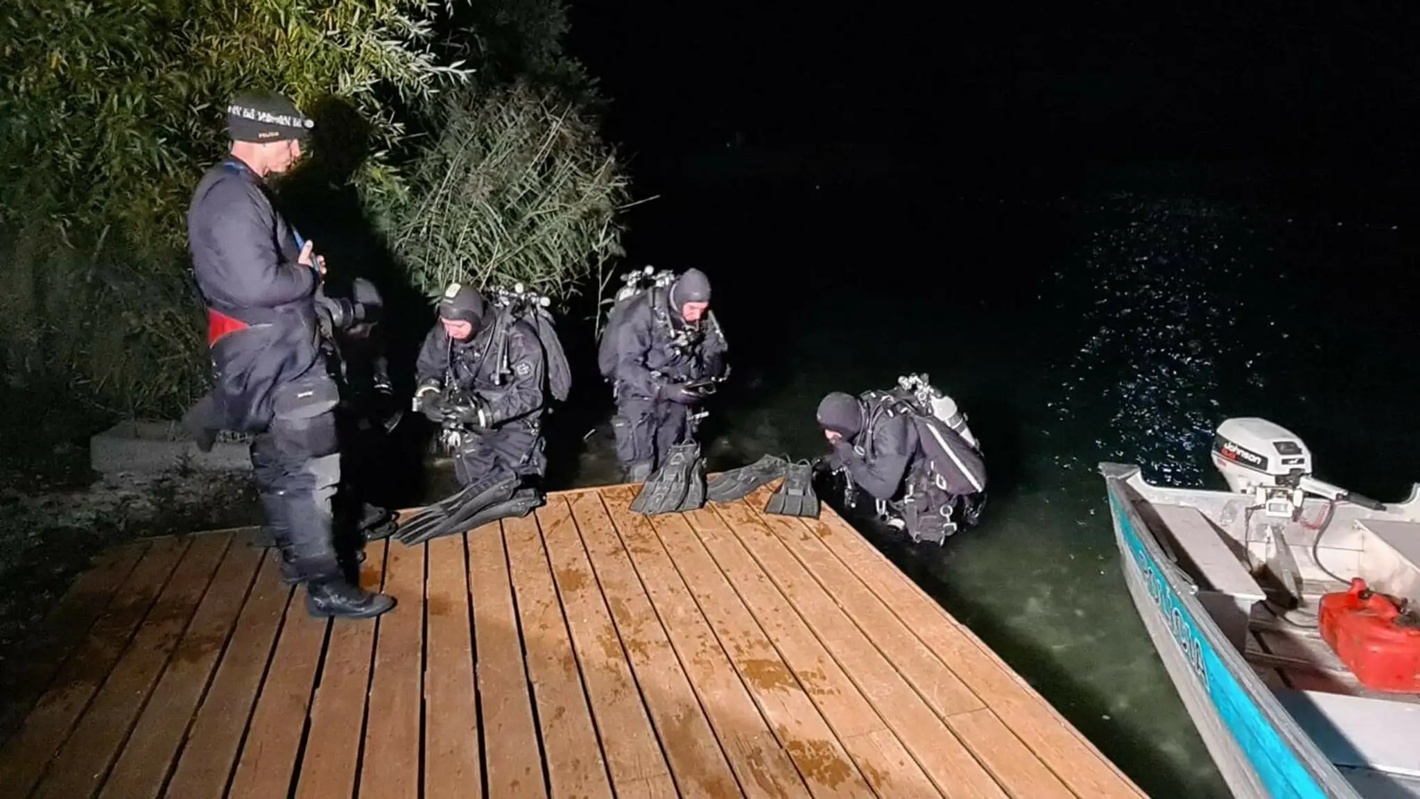 Potápači, ktorí hľadali nezvestného policajta.