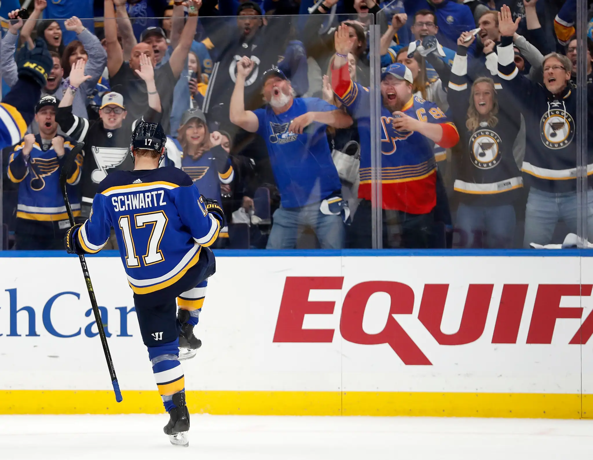 Jaden Schwartz zo St. Louis oslavuje gól v 1. kole play off proti Winnipegu.