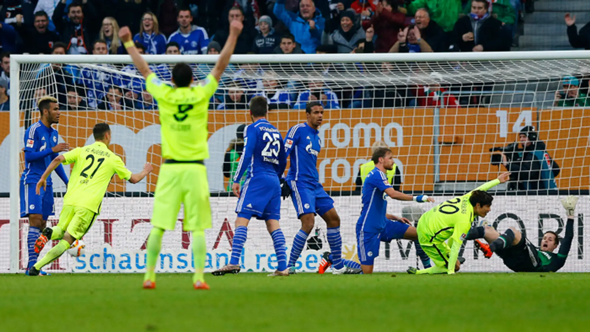Hráči Augsburgu oslavujú úvodný gól Honga Jeonga-ho do bránky Schalke 04.