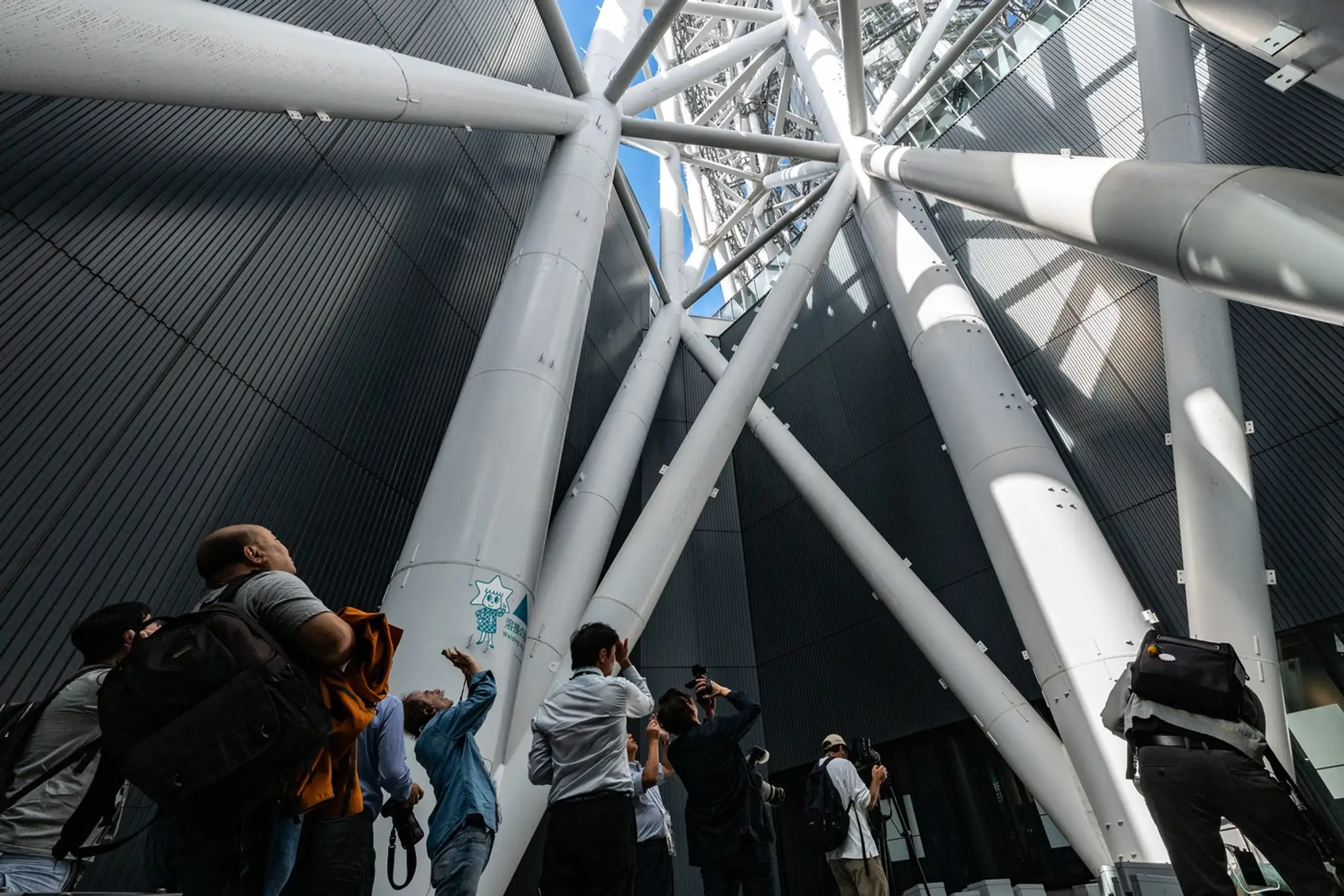 Na snímke ľudia v mrakodrape Tokyo Skytree.