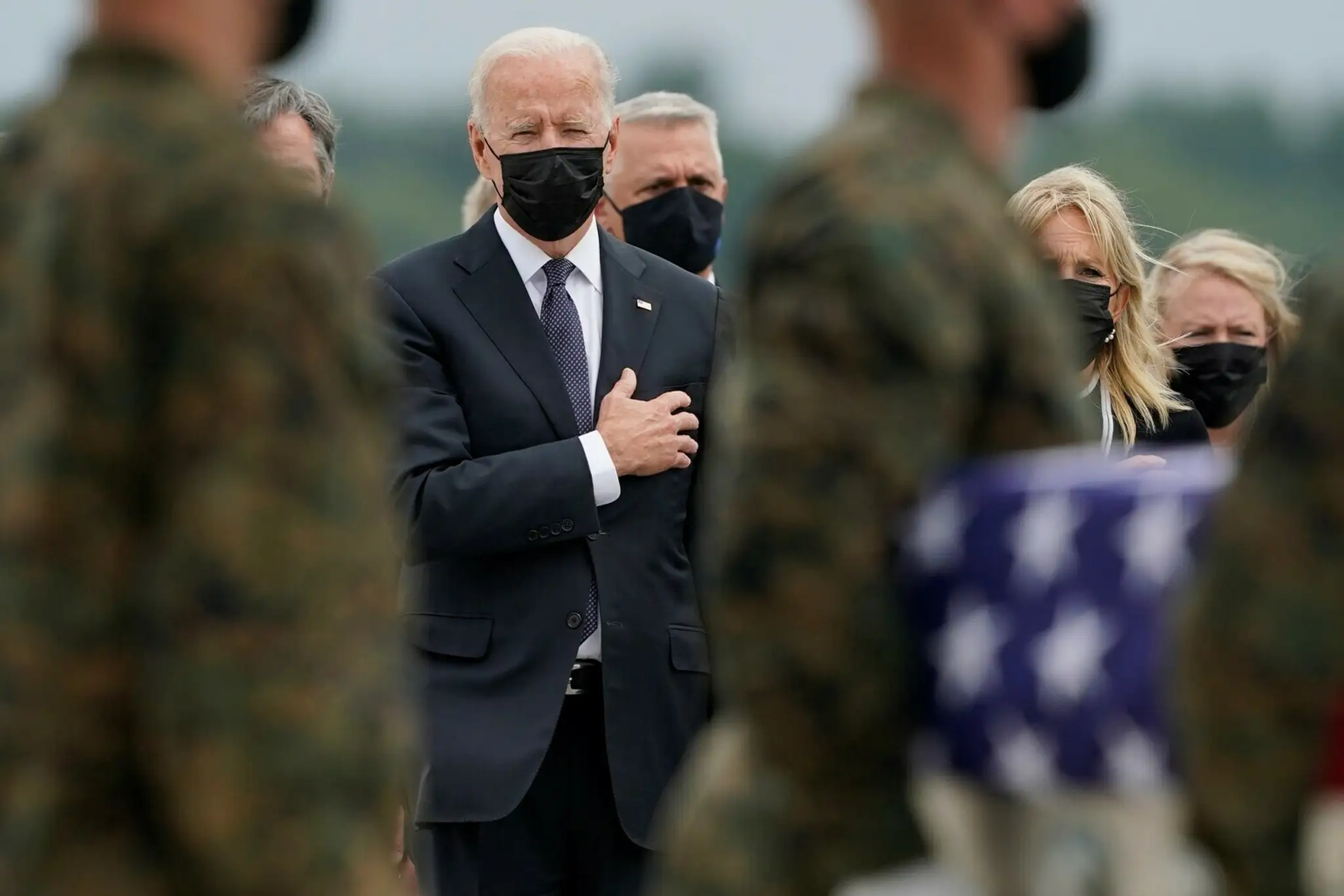 Joe Biden s manželkou vzdávajú hold vojakom zabitým v Kábule.