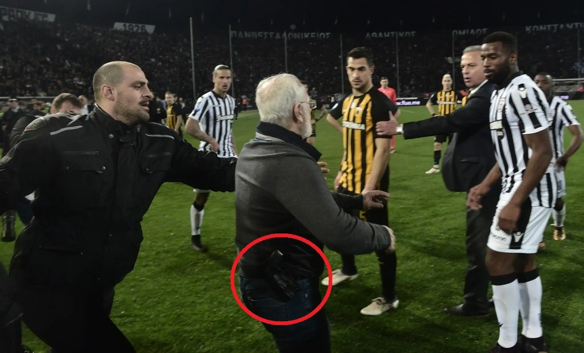 Na ihrisko vtrhli fanúšikovia i prezident PAOK-u Ivan Savvidis, ktorý mal mať pri sebe aj zbraň.