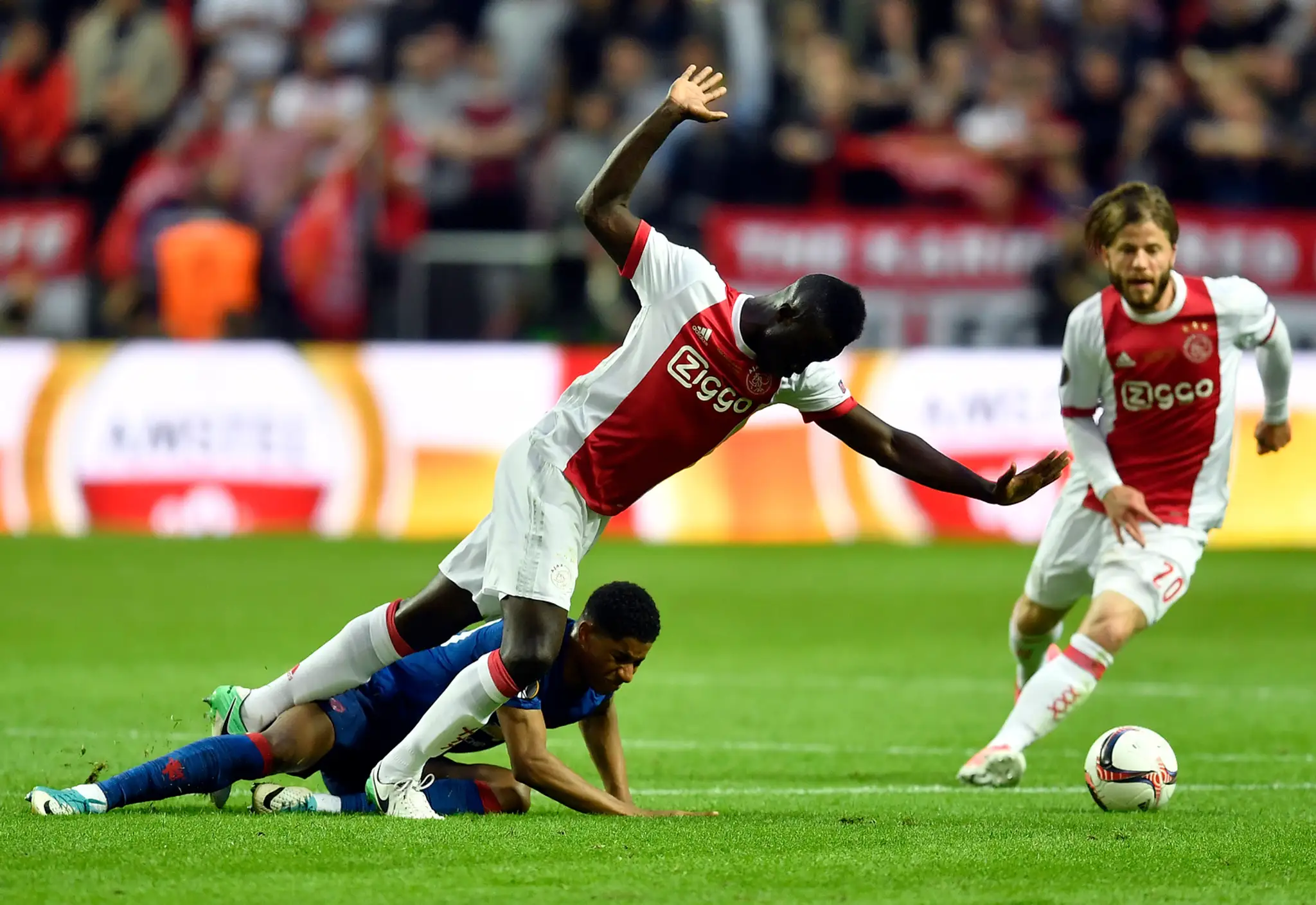 Davinson Sánchez z Ajaxu padá cez Marcusa Rashforda z ManUtd vo finále EL.