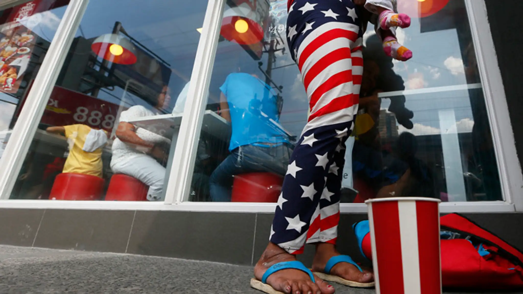 Žena má na sebe oblečené novahavice vo farbách americkej vlajky.