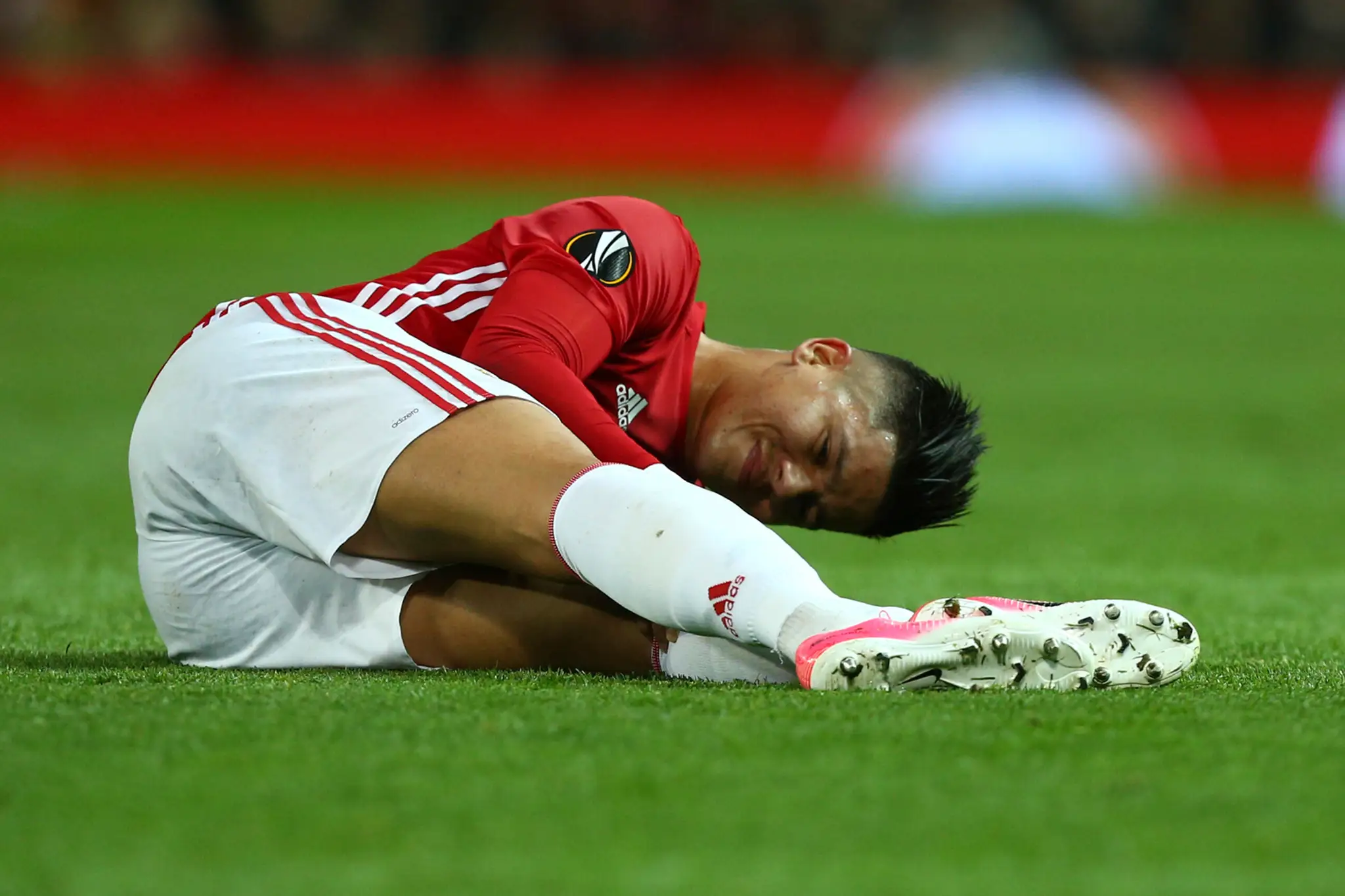 Marcos Rojo z ManUtd si drží koleno v odvete štvrťfinále EL proti Anderlechtu.
