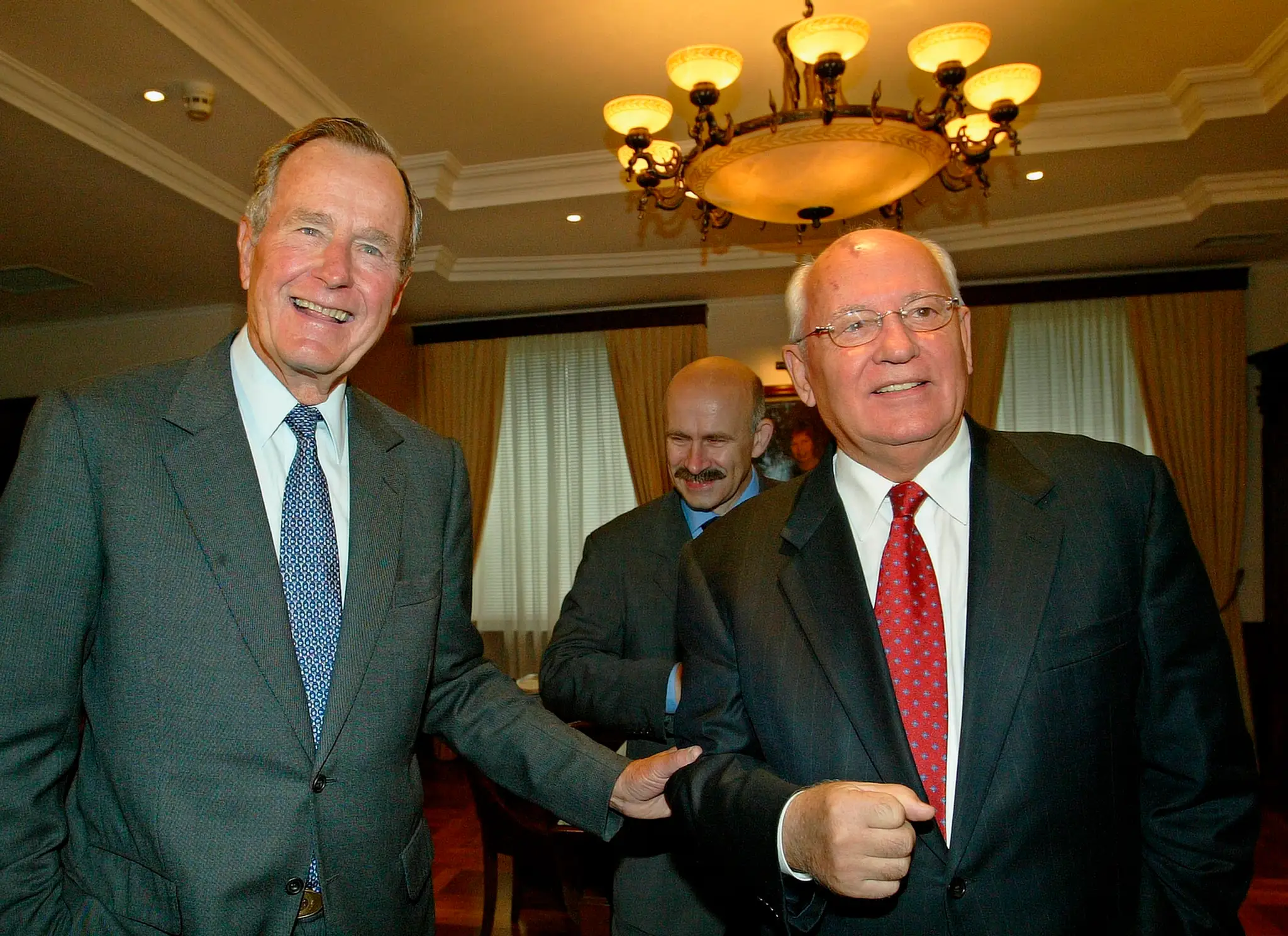 Zľava americký exprezident George H. Bush a Michail Gorbačov na fotke z roku 2003.