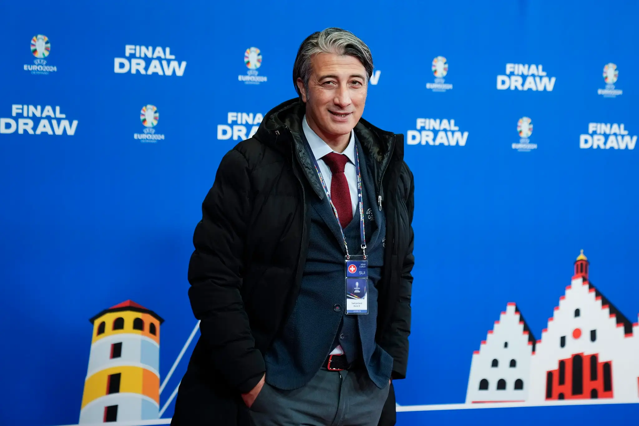 Lodivod Švajčiarska Murat Yakin prichádza do dejiska žrebu EURO 2024.