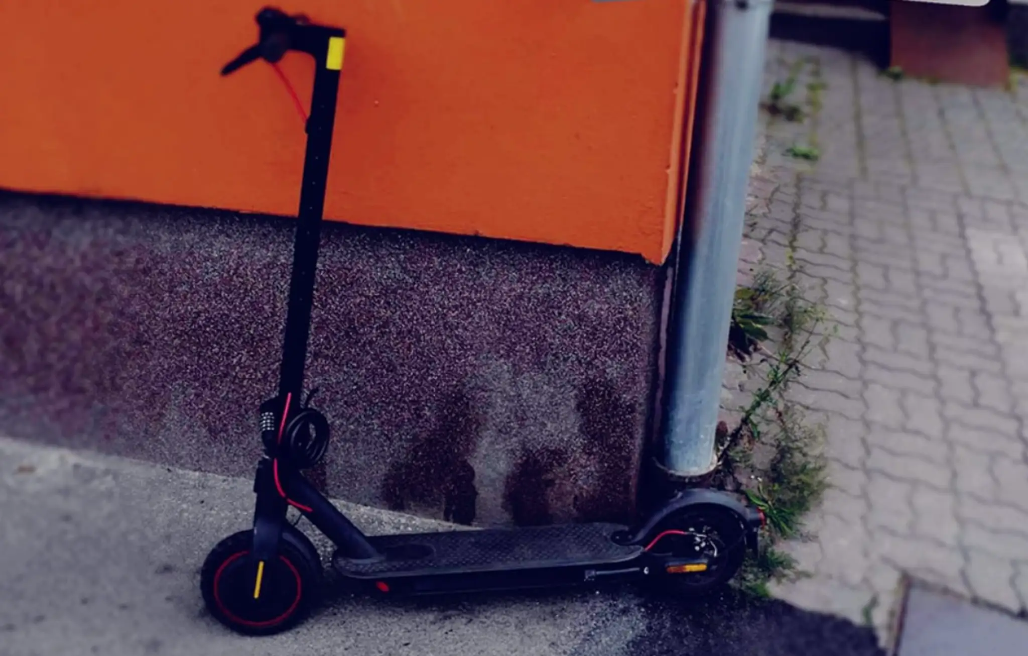 Kolobežka, s ktorou chlapec vbehol pod auto.