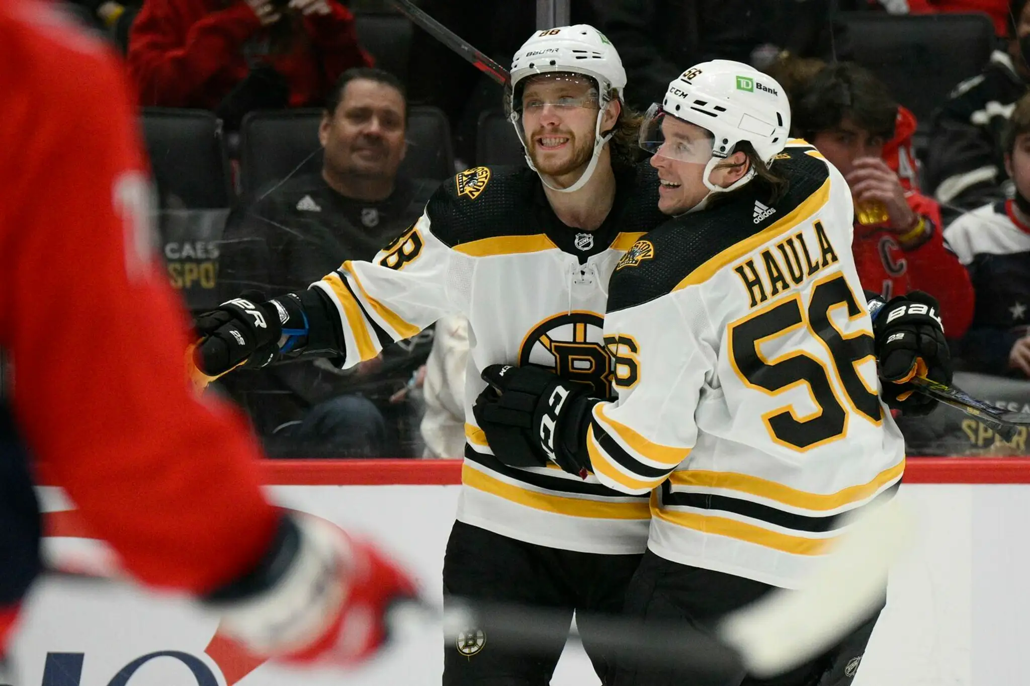 David Pastrňák a Erik Haula oslavujú gól v zápase zámorskej NHL.
