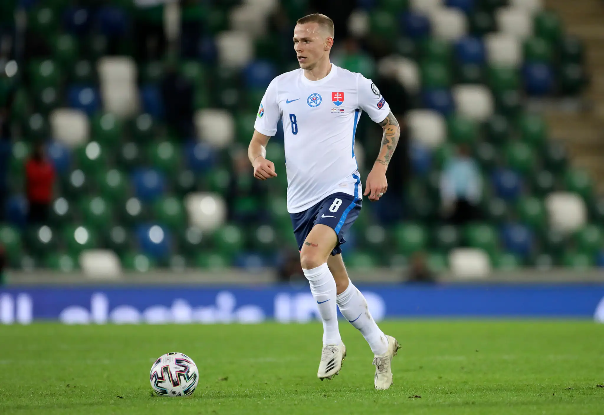 Sprava Tomáš Hubočan a Severoír Stuart Dallas bojujú o loptu vo finále play off EURO 2020.