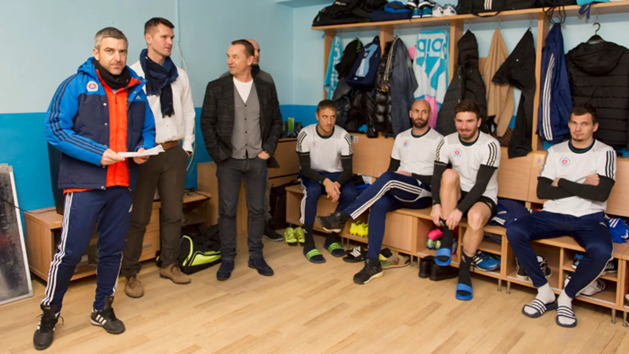 Tréner ŠK Slovan Nikodimos Papavasiliou, František Kubík, druhý sprava Marko Milinkovič, Robert Vittek a Kornel Saláta.