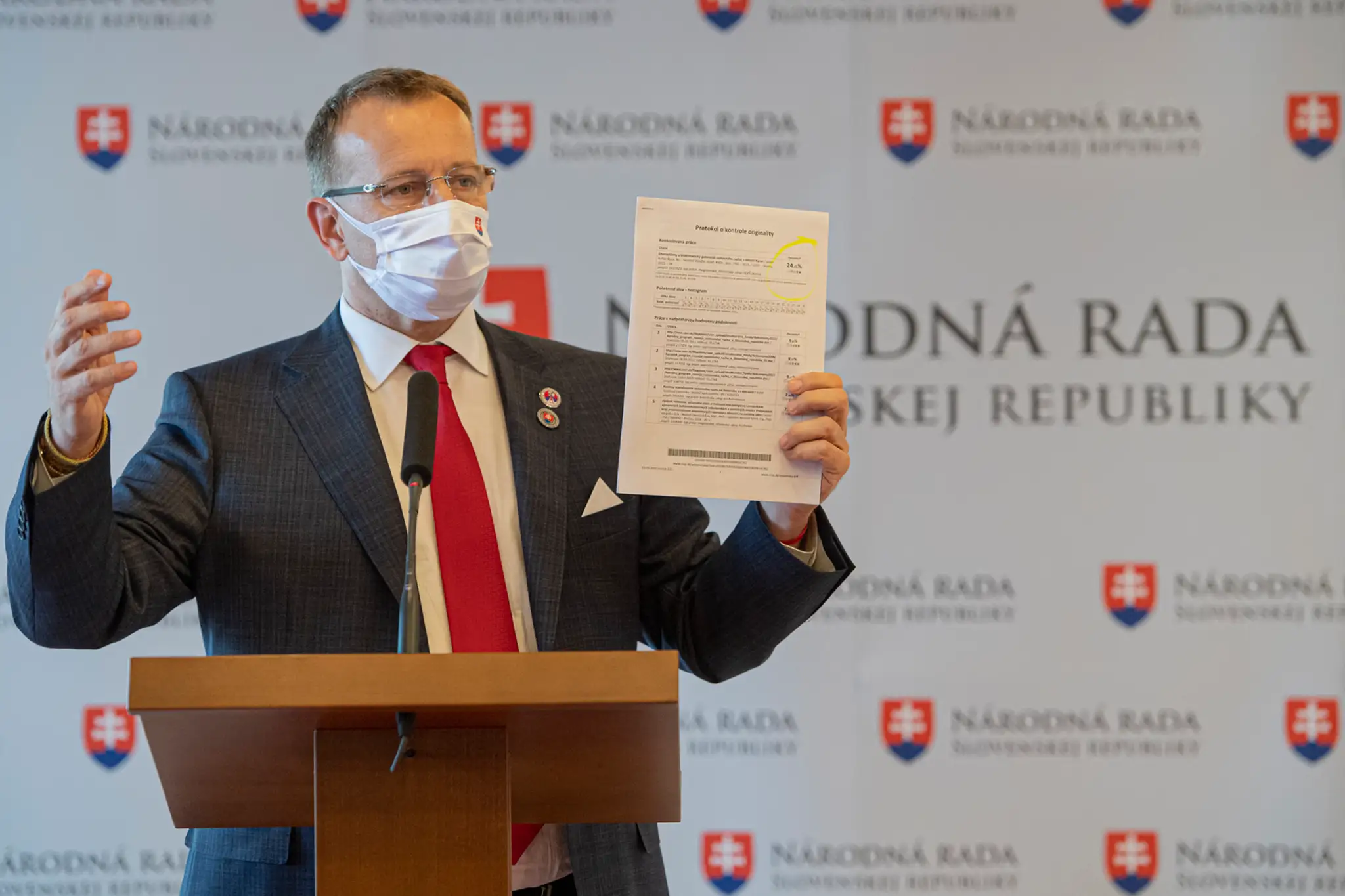 Muž s nožom zabodnutým v hlave pokojne kráčal po ulici. Ľudia si ho nakrúcali na telefóny