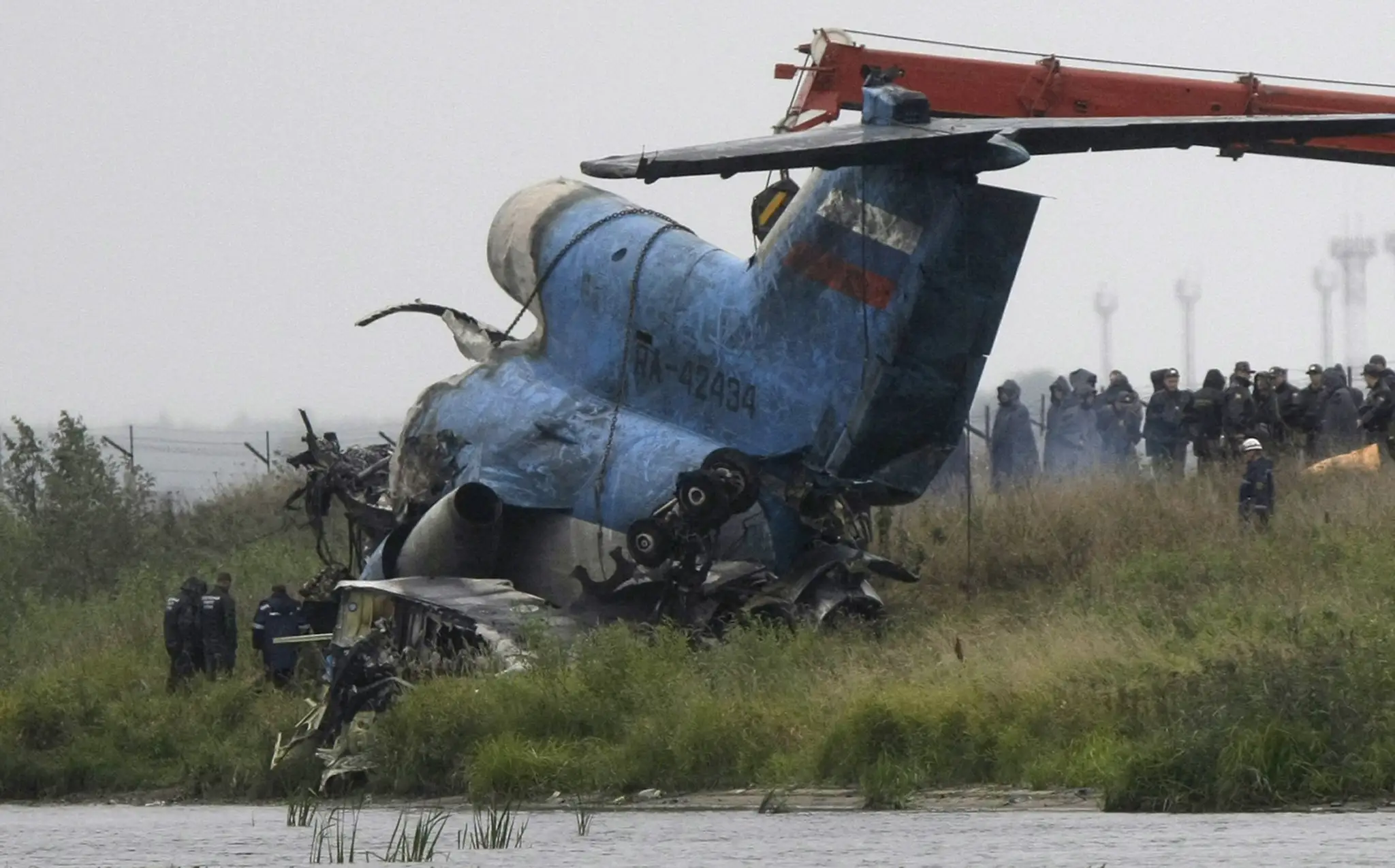 Záchranári zbierajú 9.septembra 2011 pri Jaroslavli  trosky po havárii ietadla Jak-42. 