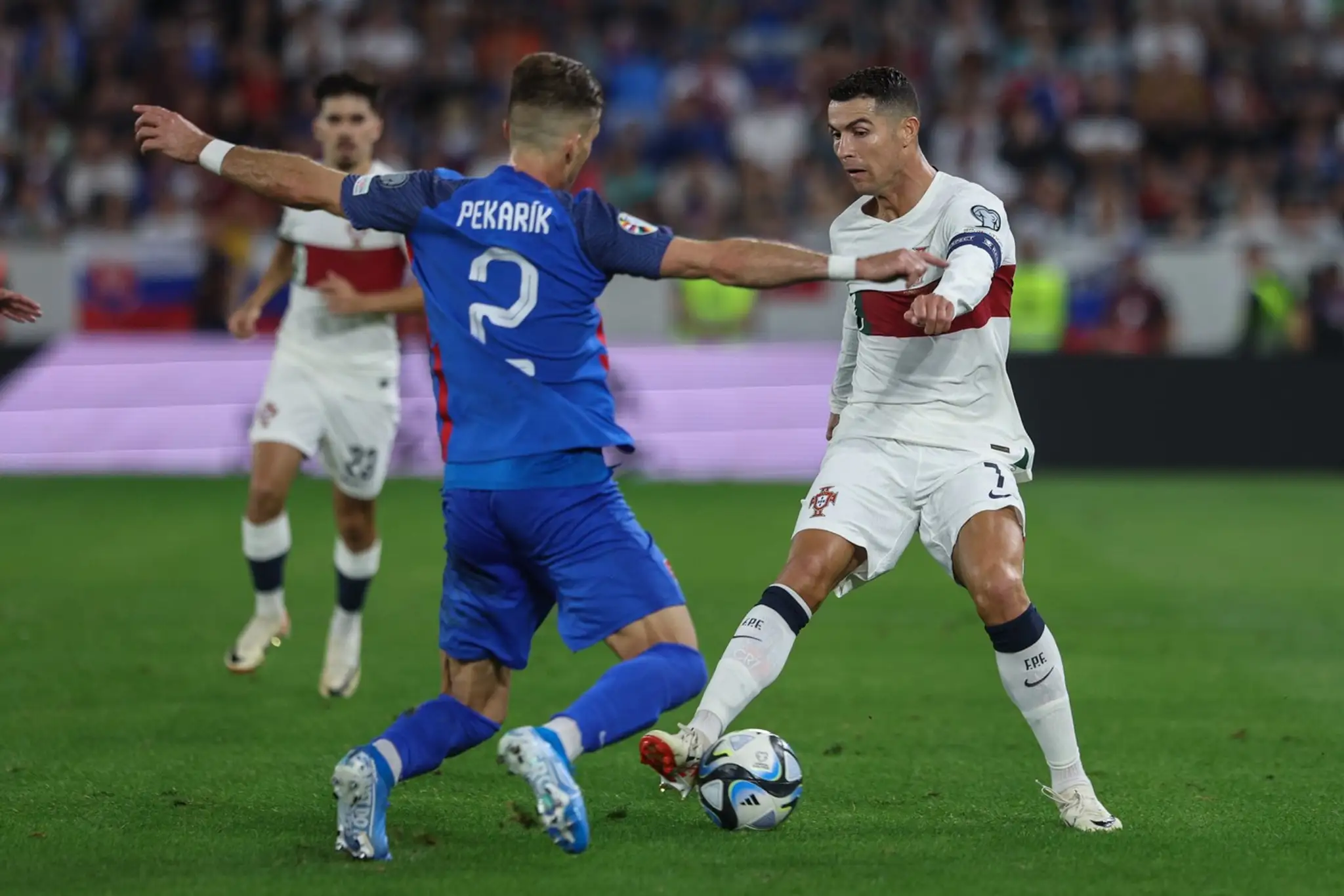 Peter Pekarík bráni Cristiana Ronalda na Tehelnom poli.