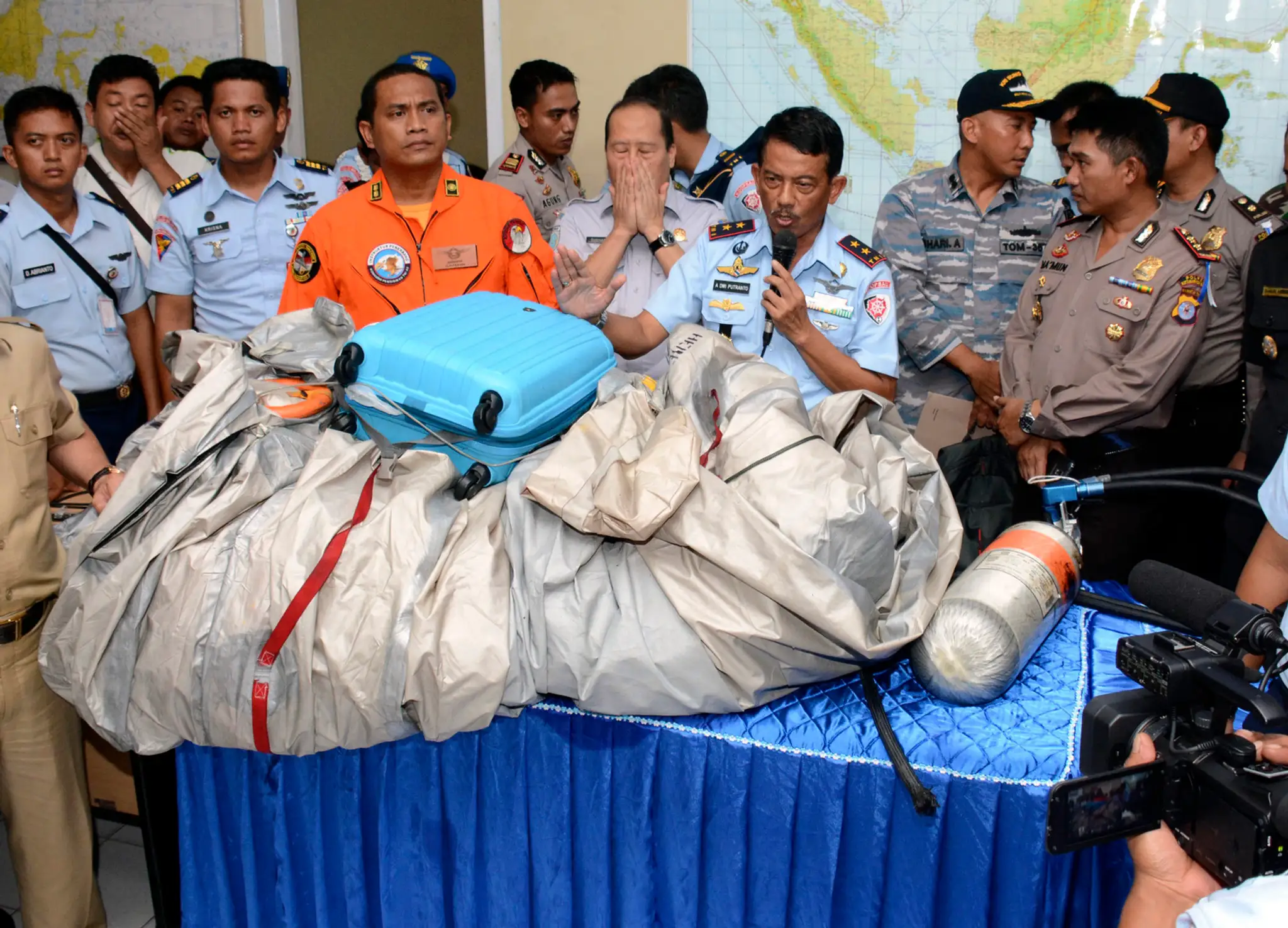 Kontradmirál Dwi Putranto ukazuje veci, ktoré sa našli Jávskom mori po havárii airbusu AirAsia na ostrove Borneo 30. decembra.