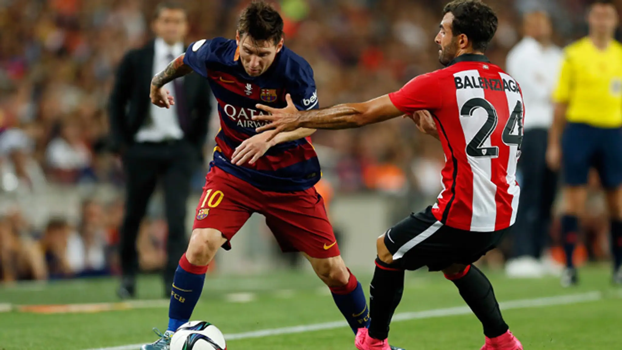 Lionel Messi (Barcelona) a Mikel Balenziaga (Athletic Bilbao) počas Superpohára.