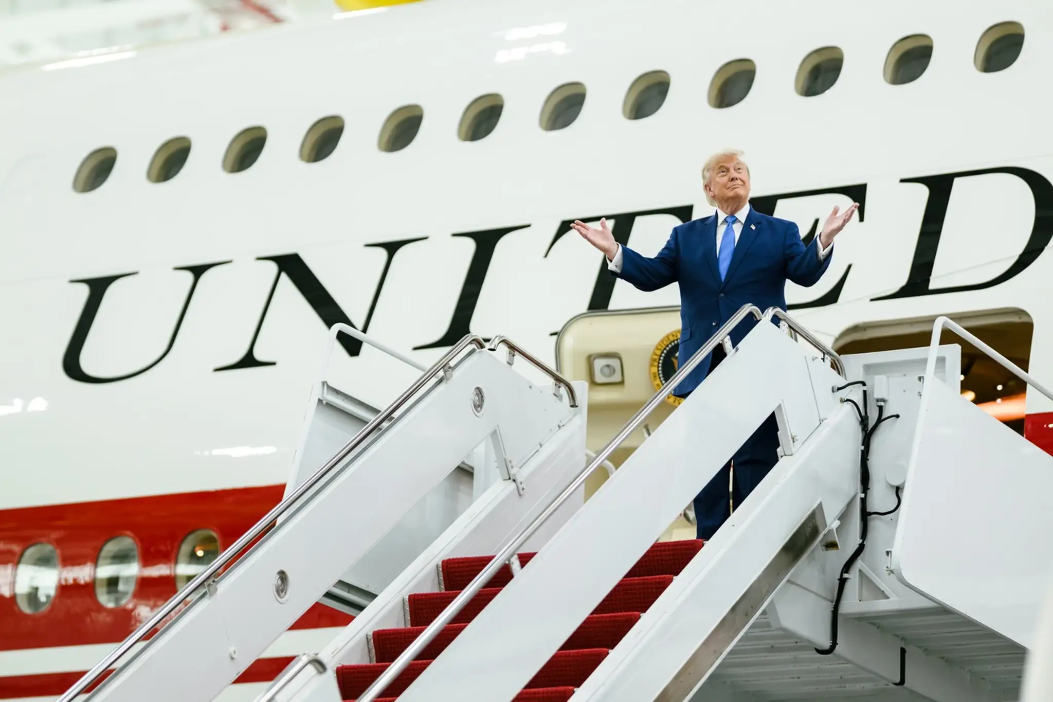 Donald Trump pred lietadlom Air Force One, ktoré USA daroval Katar.