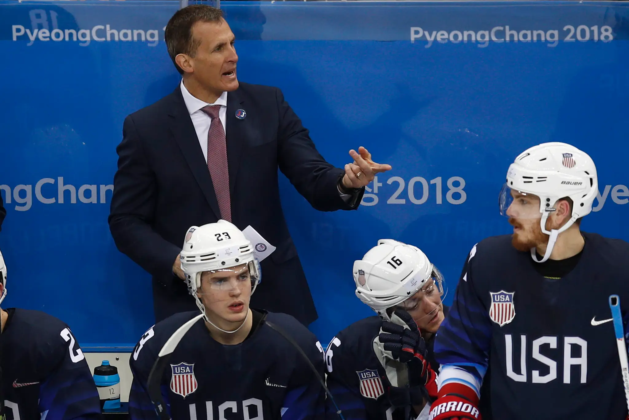 Kouč USA Tony Granato dáva pokyny v osemfinále ZOH 2018 proti Slovensku.
