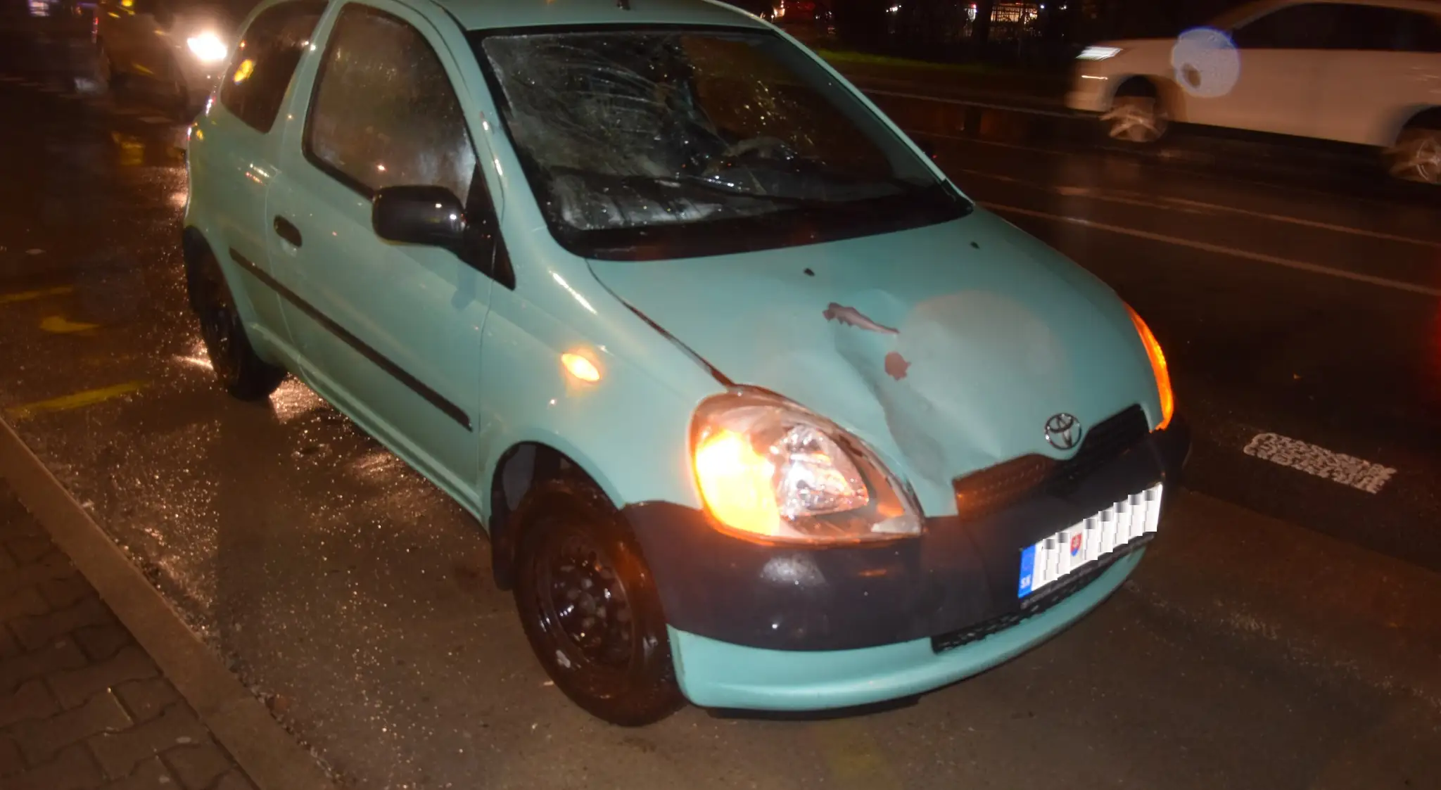 Auto, ktoré zrazilo na priechode zrazilo matku s dcérou