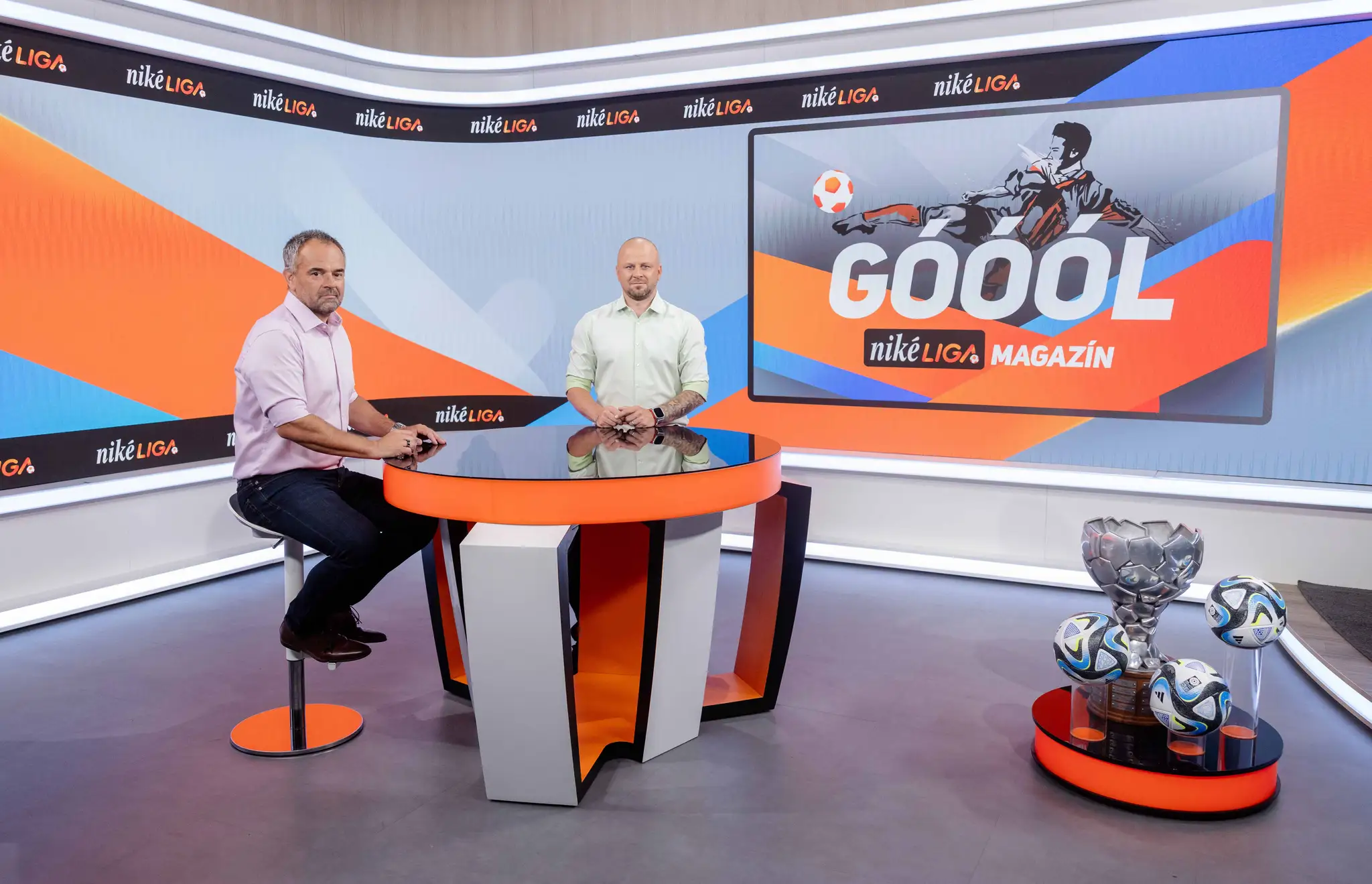 Moderátor Slávo Jurko a expert Marek Sapara v štúdiu magazínu GÓÓÓL!