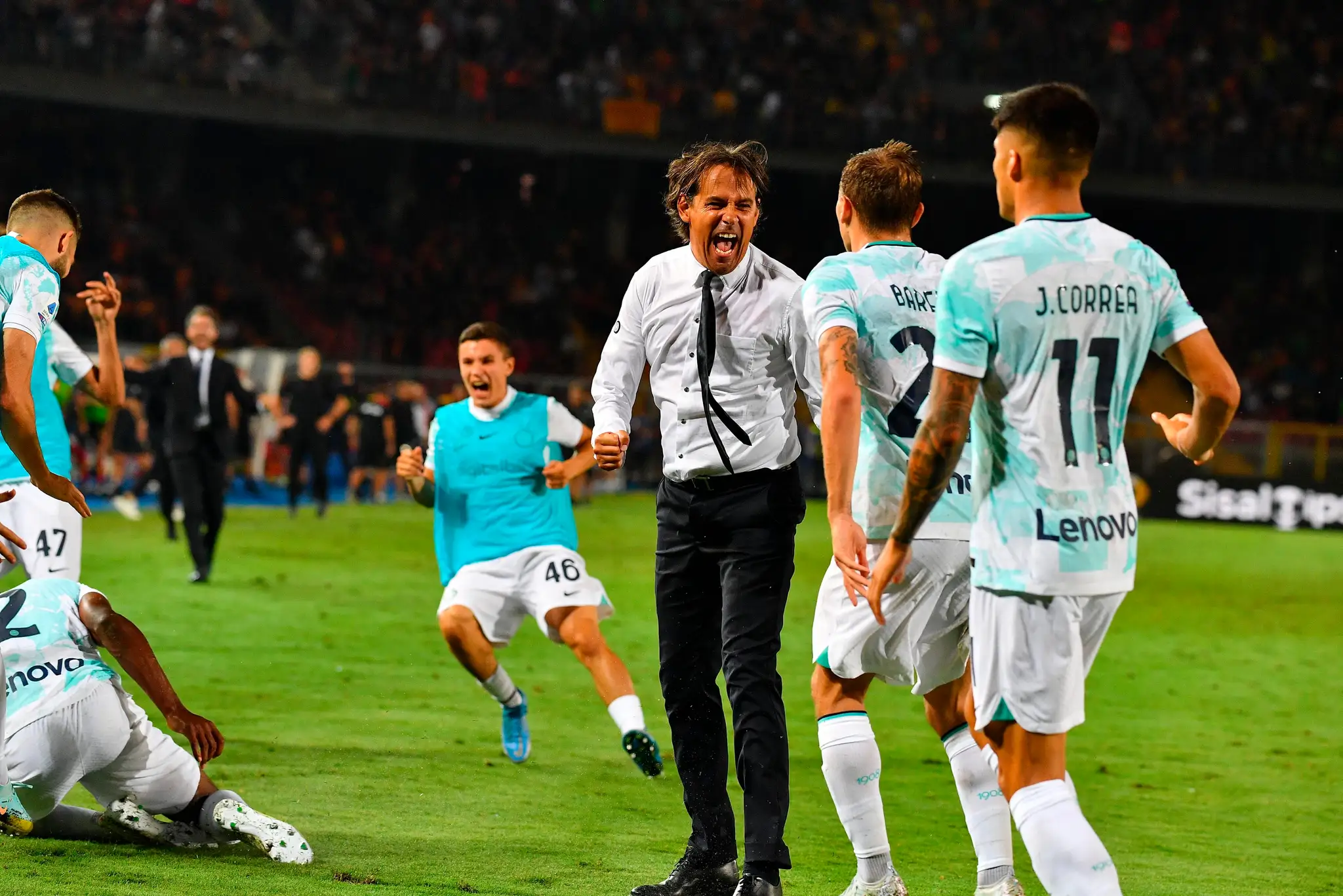 Kouč Interu Simone Inzaghi oslavuje gól proti Lecce.