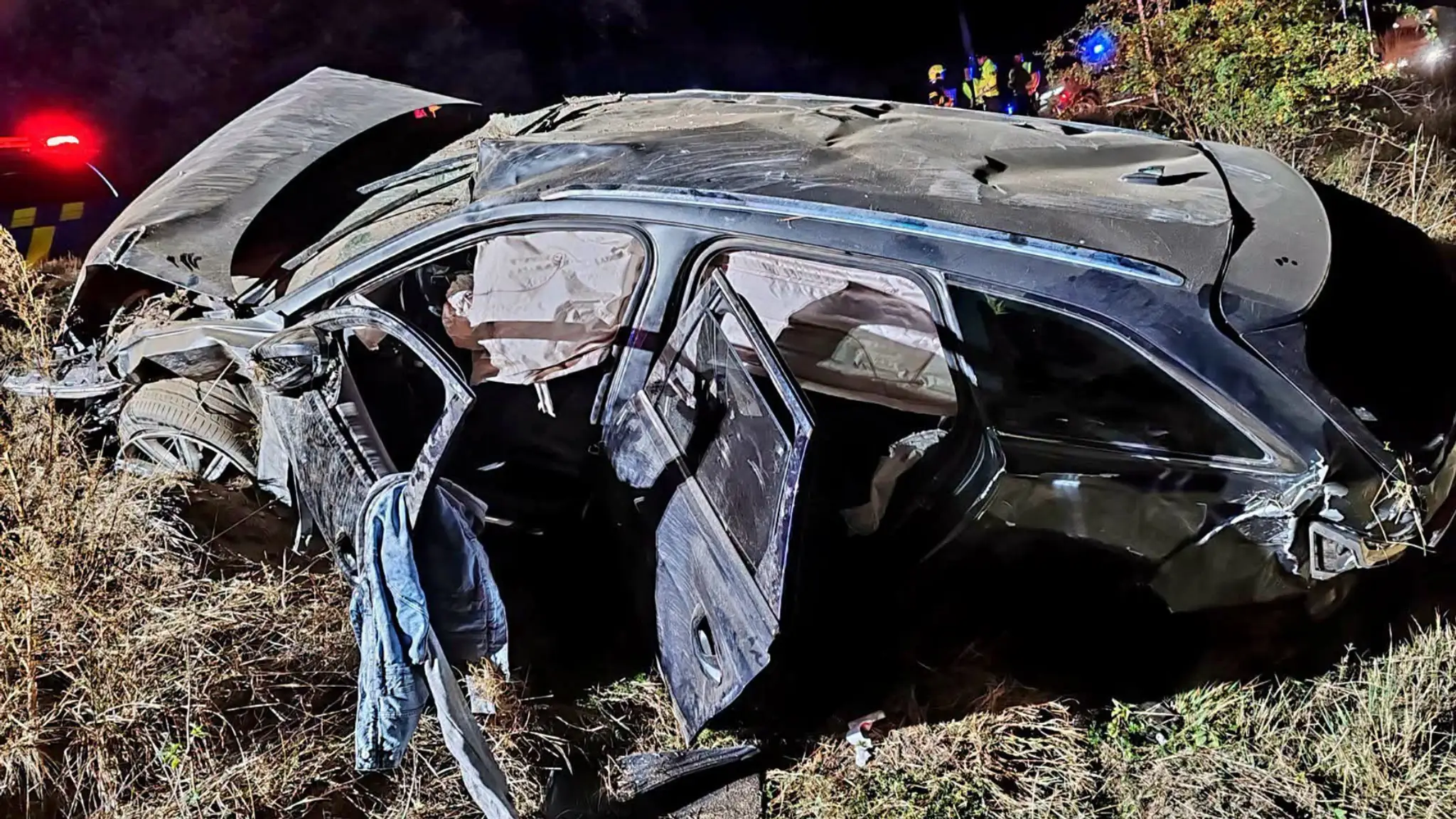 Auto skončilo v priekope po riskantnom manévri.