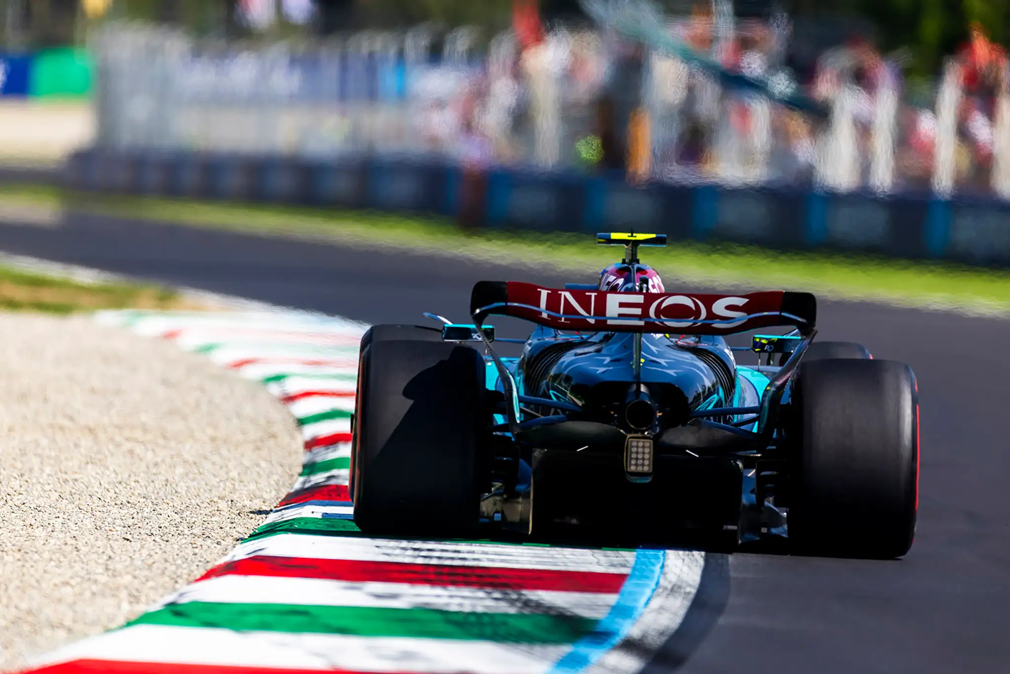 Zadná časť monopostu Lewis Hamiltona.