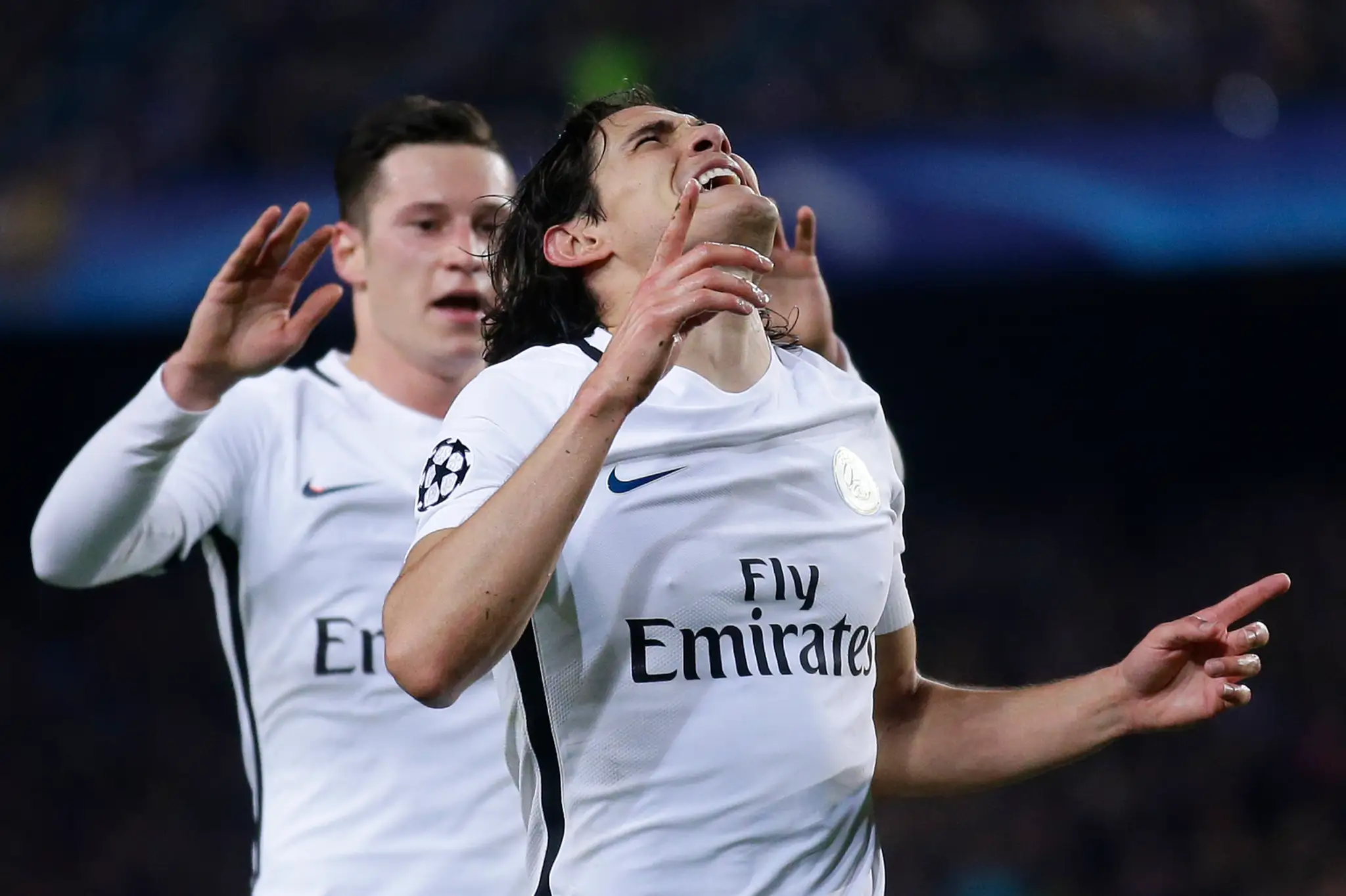 Édinson Cavani (v popredí) z PSG jasá po góle v sieti Barcelony v odvete osemfinále LM.