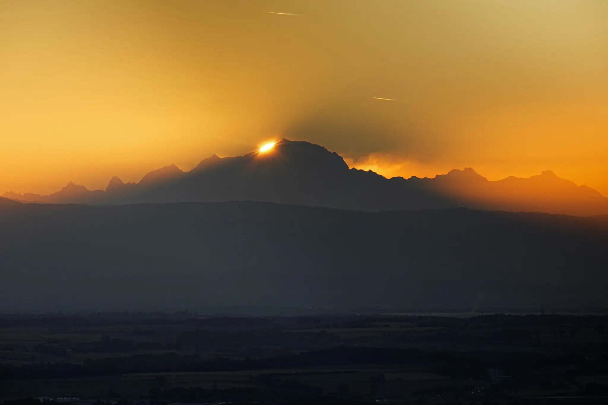 Pohľad na vrch Mont Blanc počas východu Slnka z francúzskej obce Poleymieux-au-Mont-d'Or.