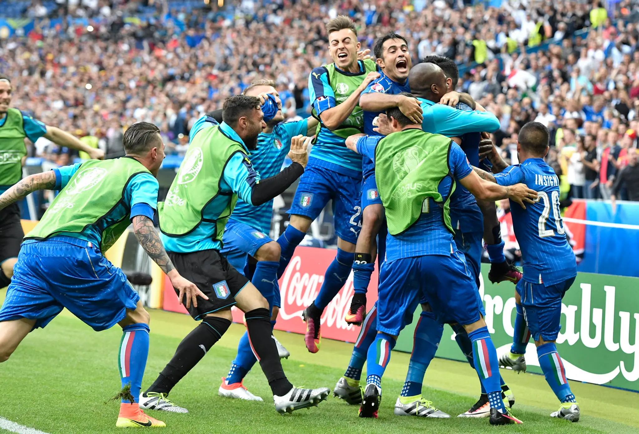 Talianski futbalisti sa tešia po strelení gólu na 2:0 v osemfinále proti Španielsku na ME.
