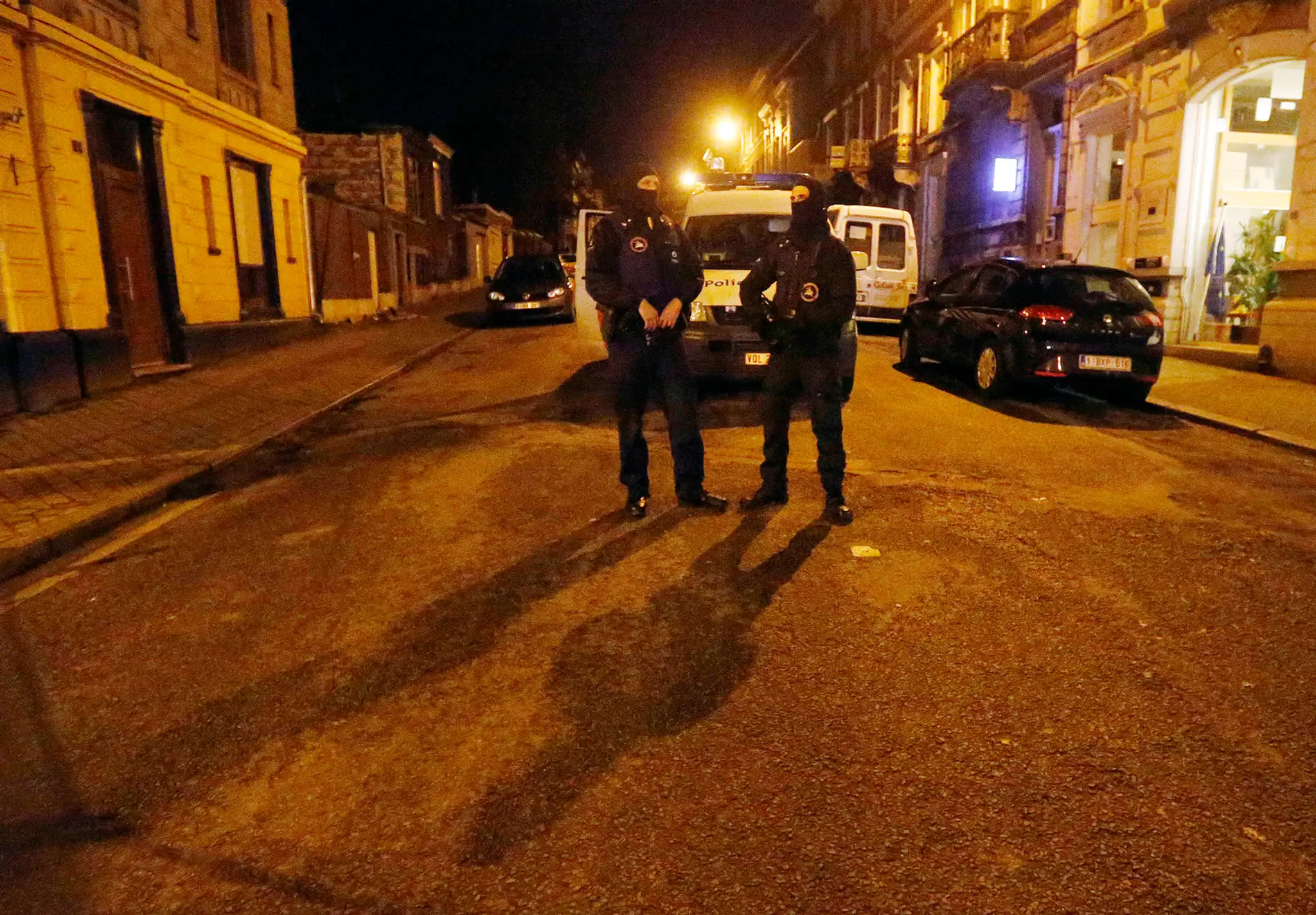 Policajti hliadkujú po protiteroristickej operácii v meste Verviers na východe Belgicka.Belgium_Anti_Terror_Raid511465216118.jpg