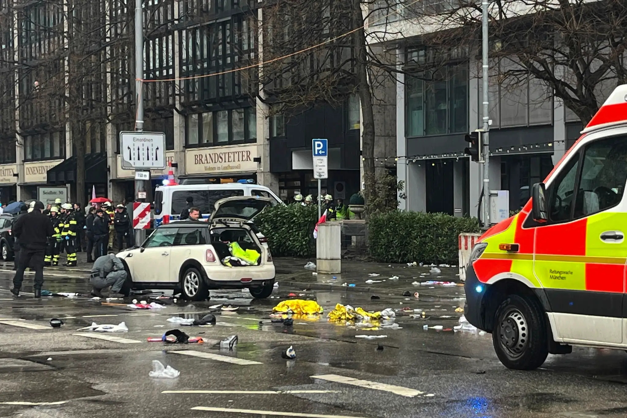 Policajti a záchranári zasahujú na mieste nehody po tom, ako auto vrazilo do davu ľudí v Mníchove..