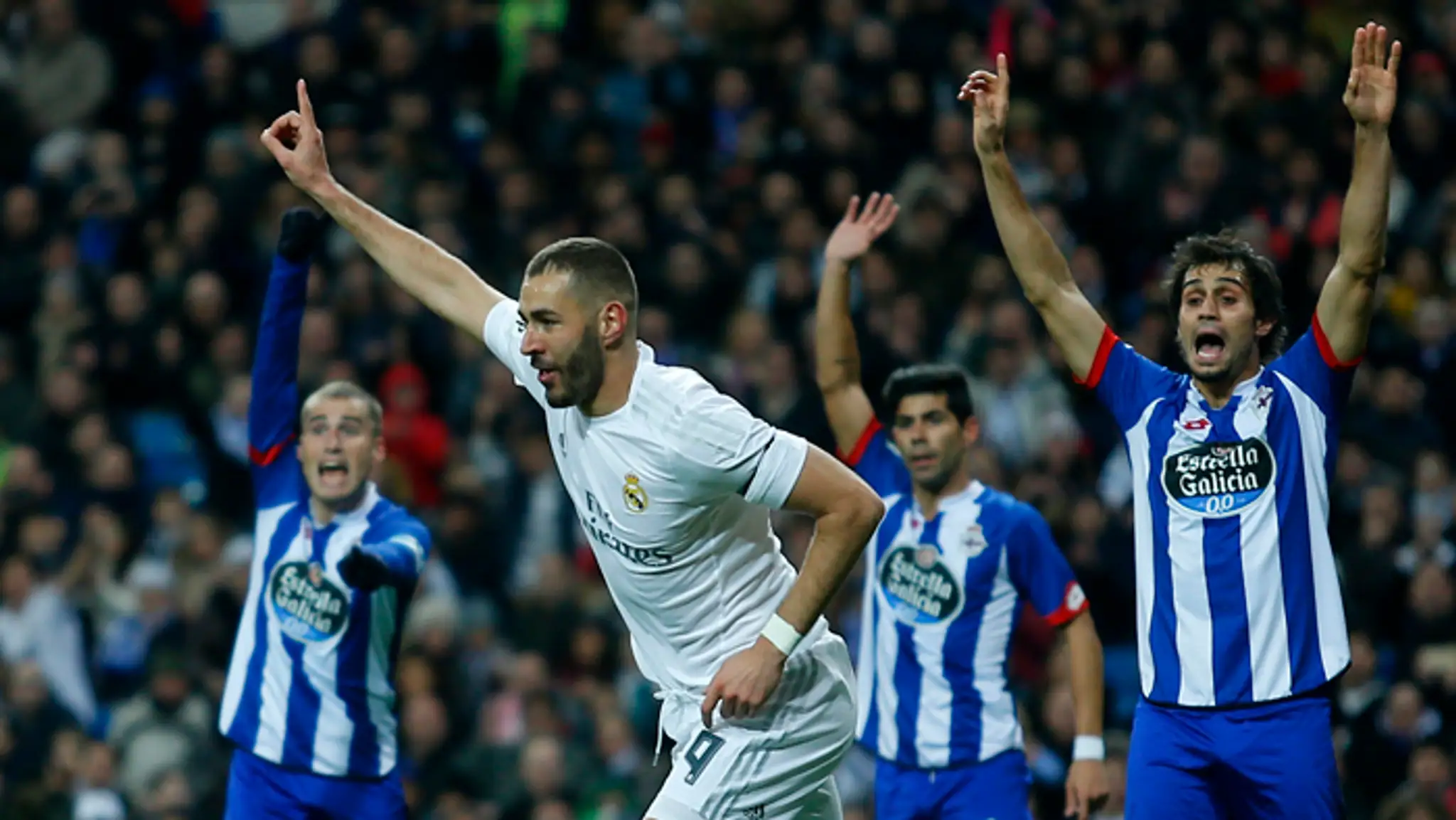 Karim Benzema (Real Madrid) sa teší po strelení prvého gólu do siete Deportivo La Coruña.