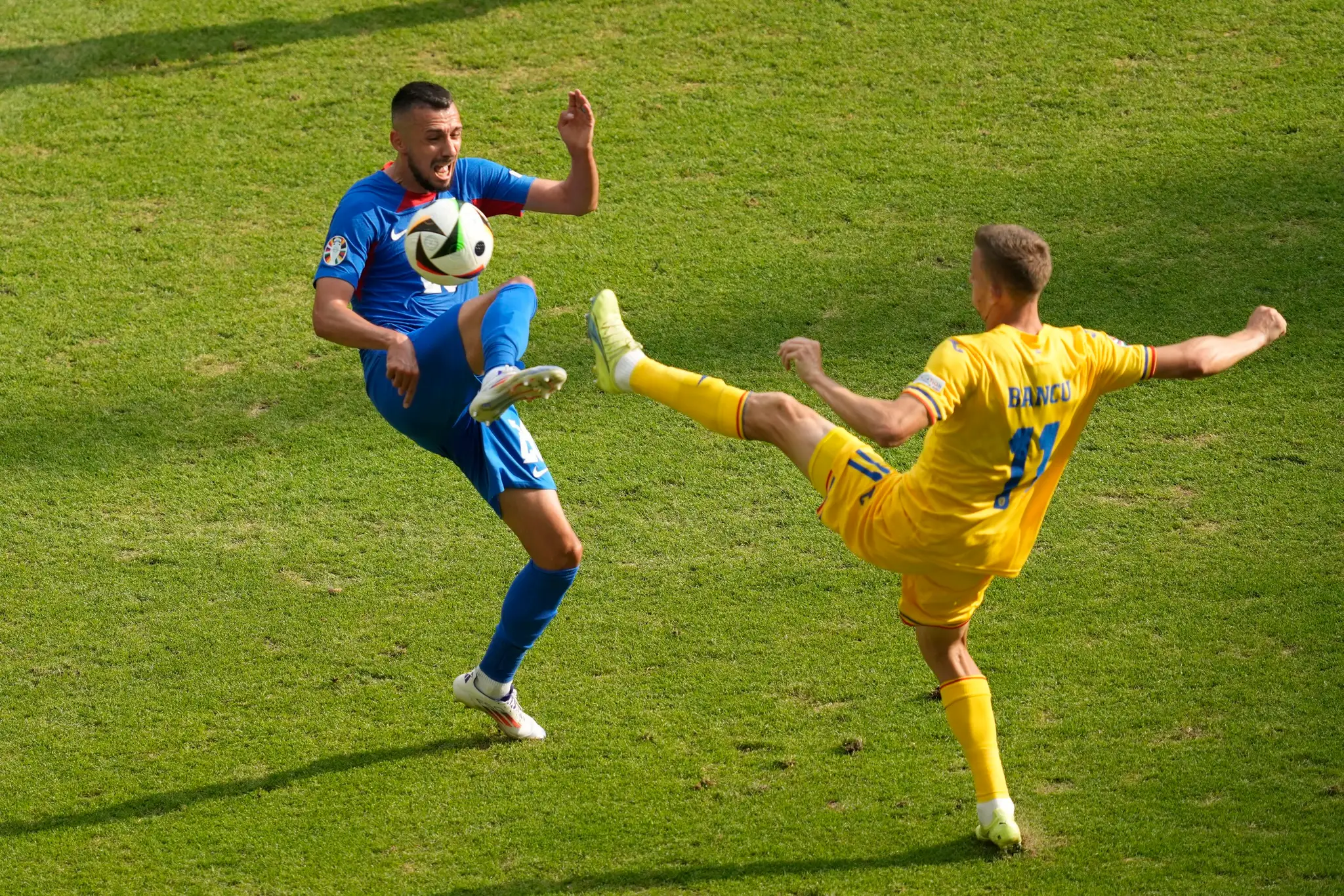 Zľava Ivan Schranz a Rumun Nicusor Bancu v zápase na ME 2024.