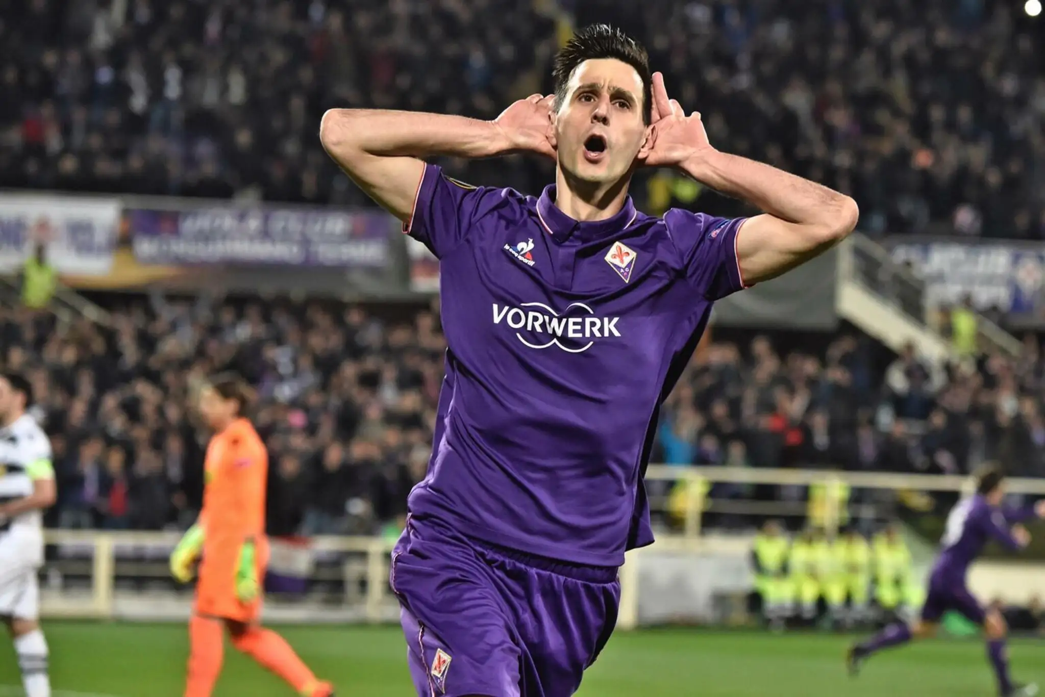 Nikola Kalinič z Fiorentiny oslavuje gól proti Borussii Mönchengladbach v šestnásťfinále EL.
