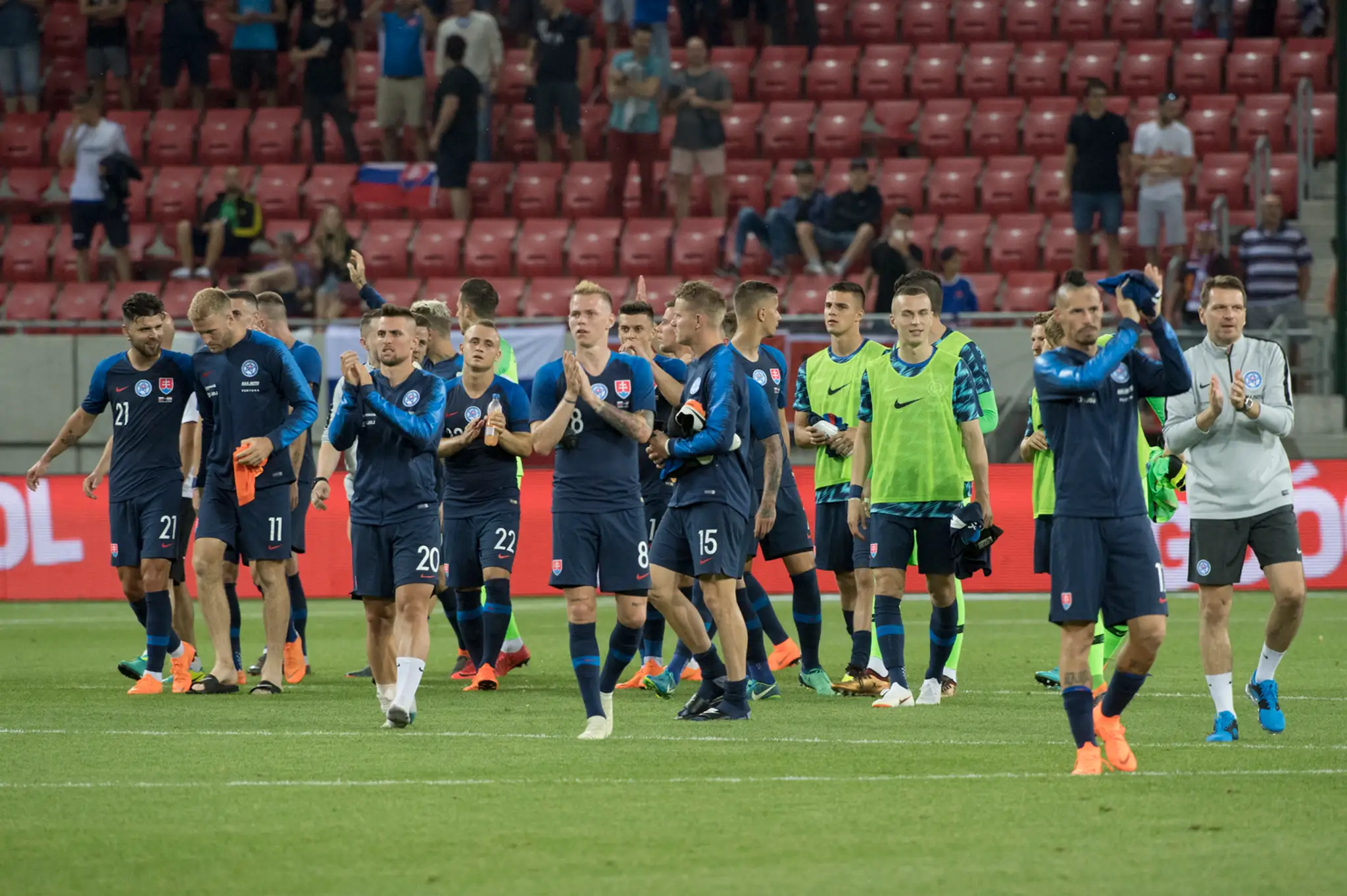 Slovenskí futbalisti ďakujú divákom po prípravnom dueli proti Holandsku.