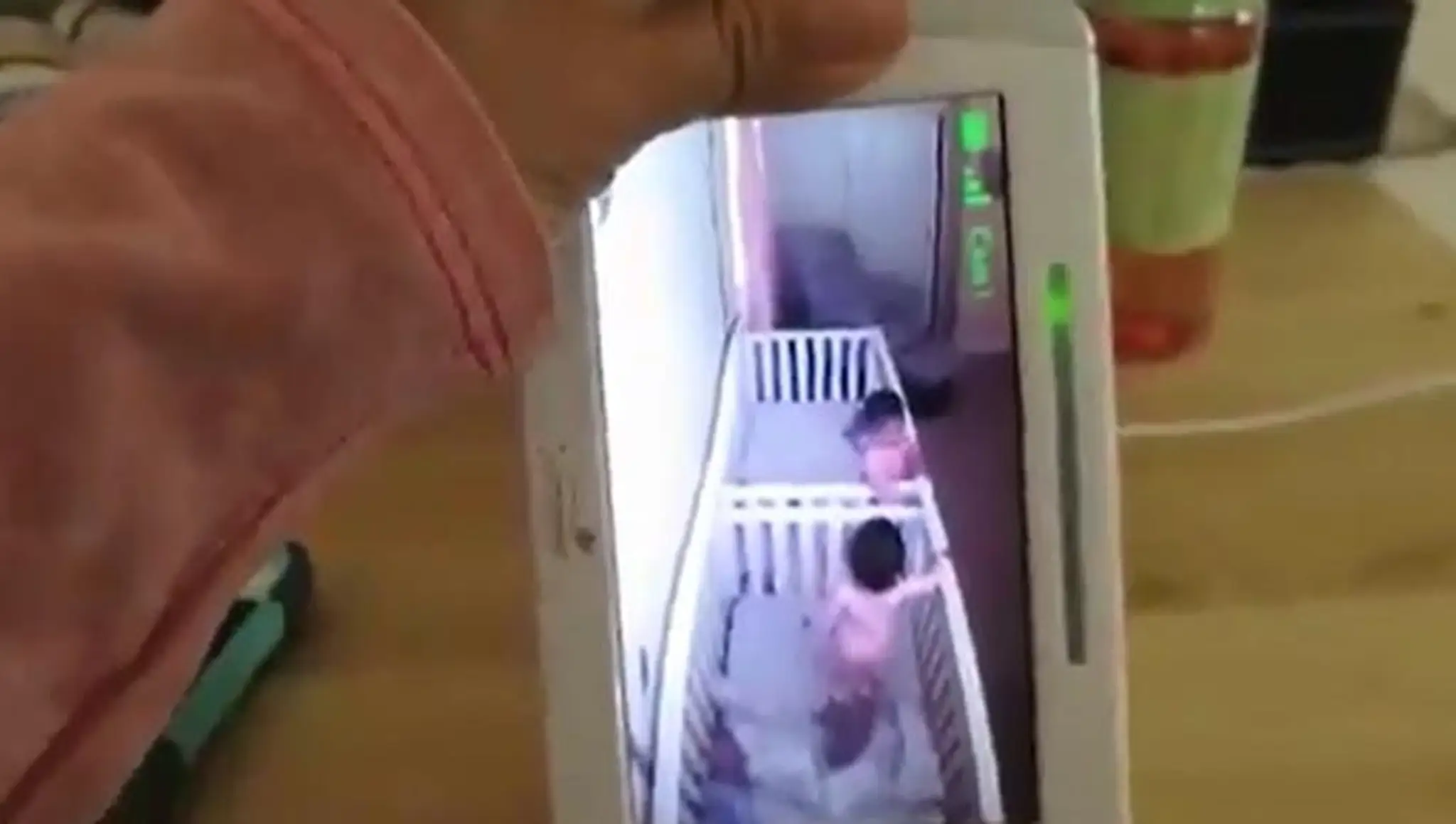 Dvojičky Mia a Keira sa rozprávajú v postieľke. Keď sa im prihovorí mama, hneď zareagujú.