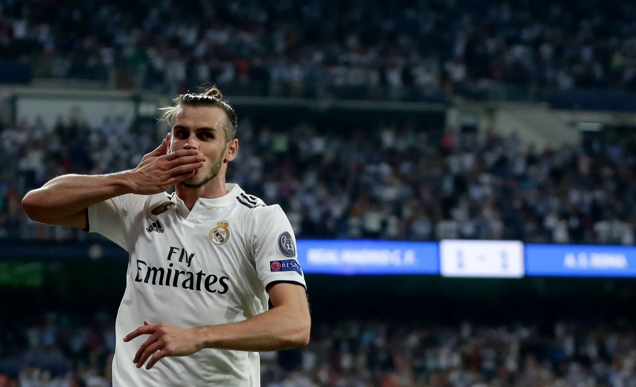 Gareth Bale z Realu oslavuje zásah proti AS Rím v zápase LM.