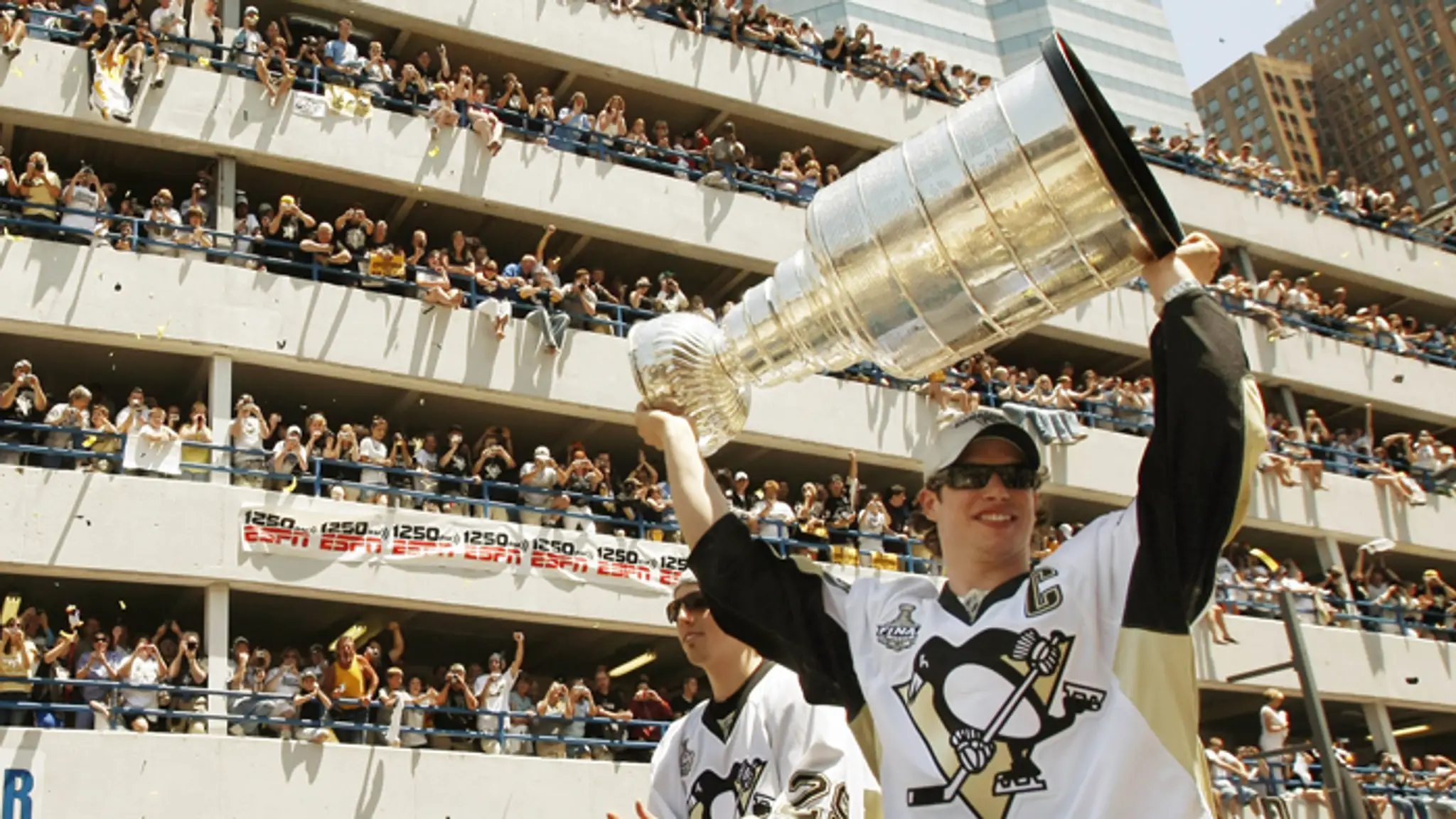  Kapitán Pittsburghu Penguins Sidney Crosby (vpravo) na archívnej snímke z roku 2009.