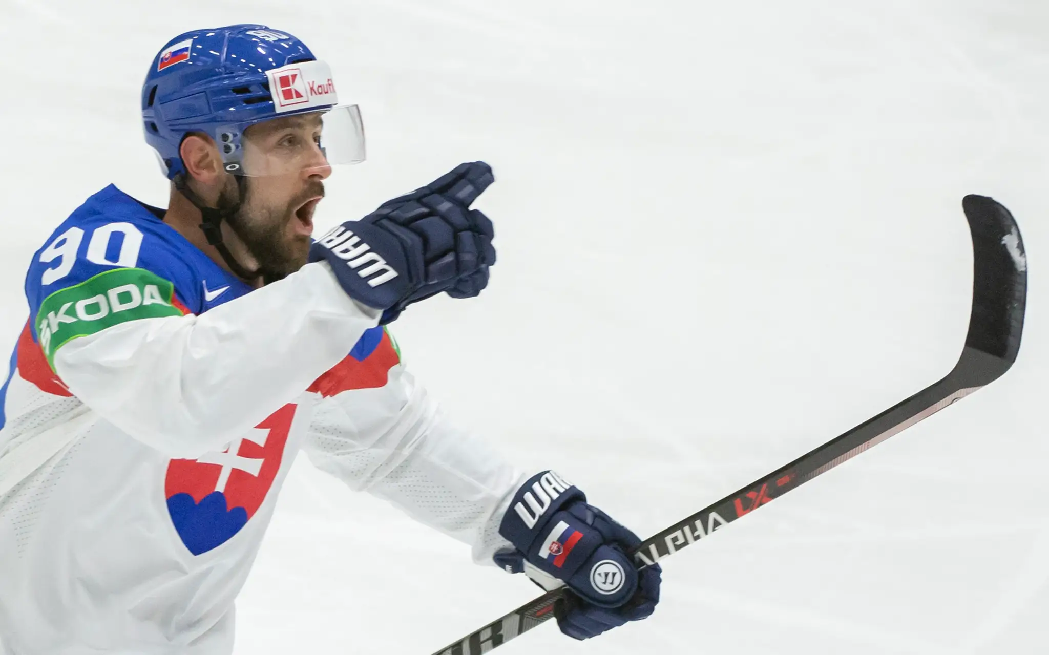Tomáš Tatar (Slovensko) oslavuje úvodný gól v zápase s Dánskom na MS 2022.