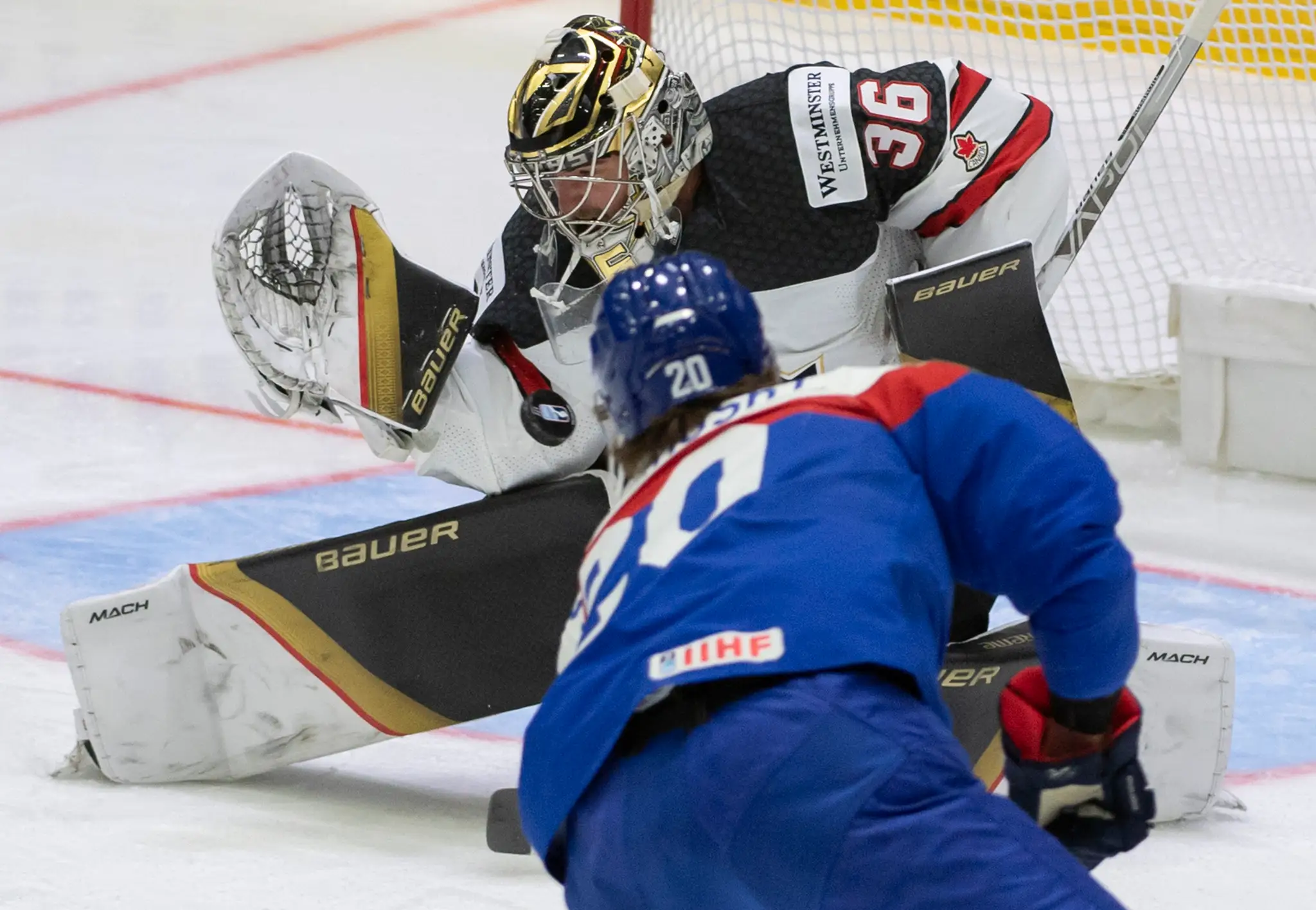 Juraj Slafkovský (Slovensko) a brankár Logan Thompson (Kanada) v zápase na MS 2022.