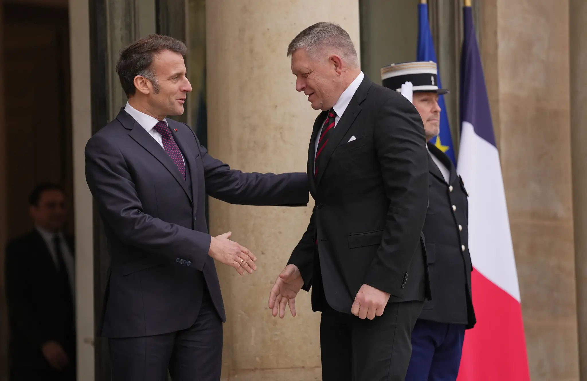 Slovenského premiéra Roberta Fica prijal v Elizejskom paláci francúzsky prezident Emmanuel Macron.